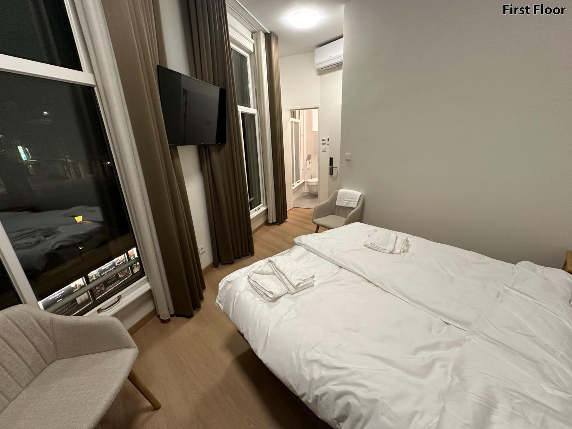 Deluxe Double Room Shower,1563786406:JPEG