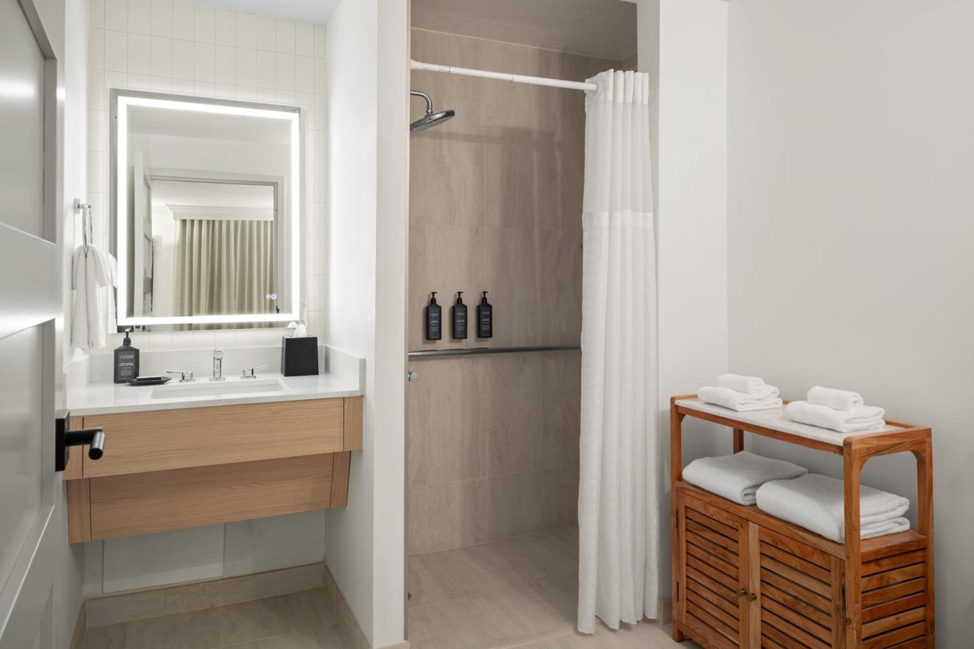 Quarto com Cama King-size, Varanda e Vistas do Golfo e da Piscina