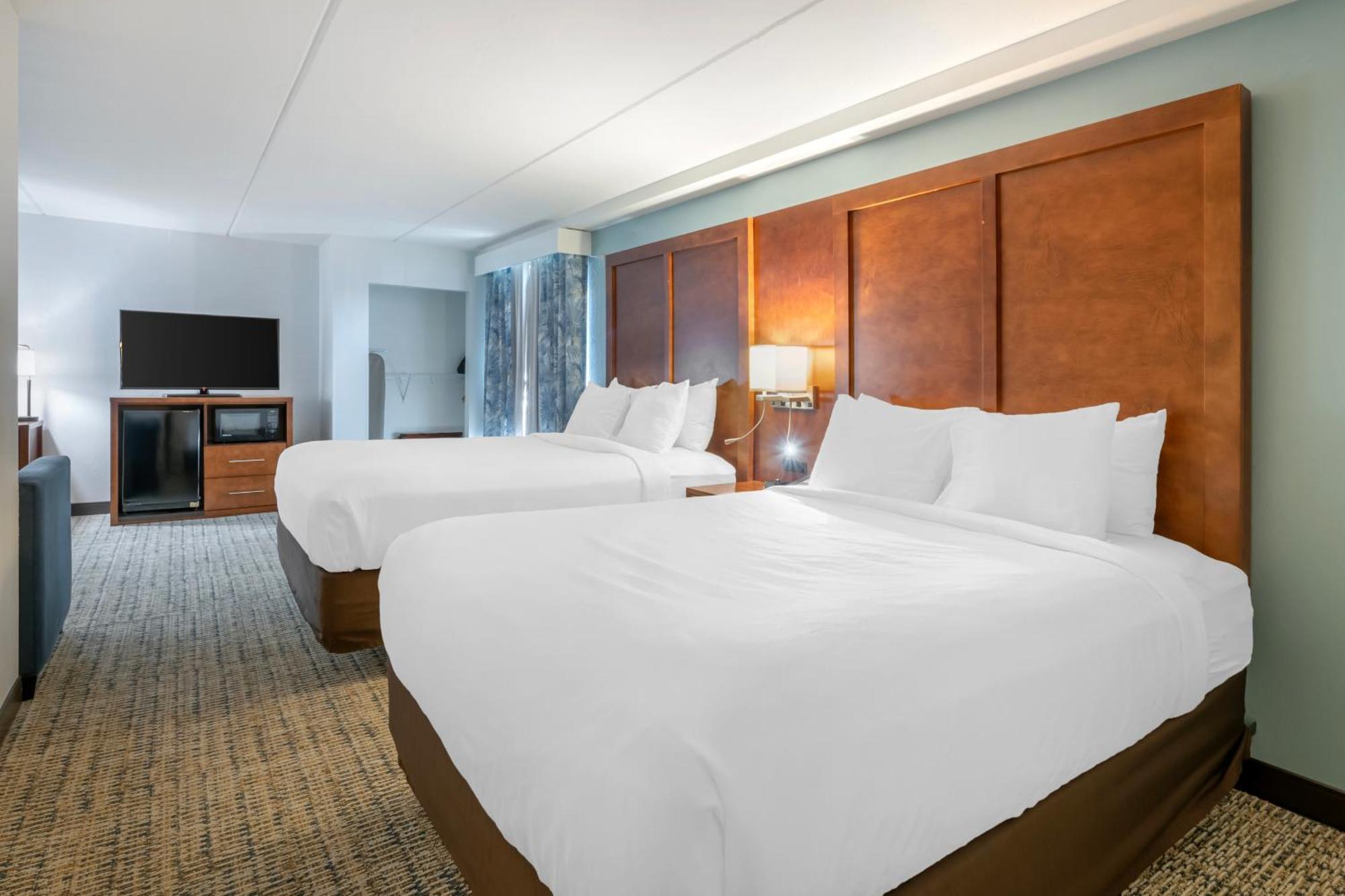 Queen Suite with One-Person Sofa Bed - Non-Smoking/Accessible