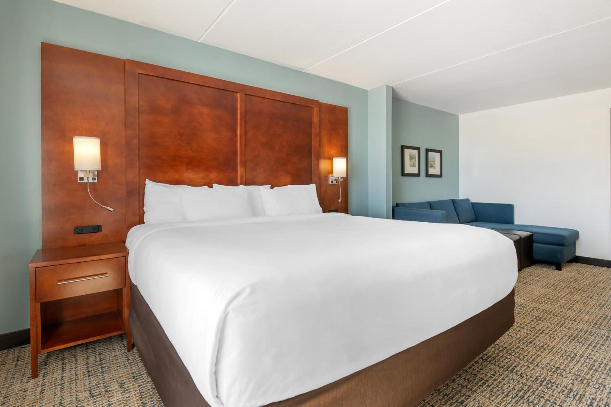King Suite with One-Person Sofa Bed - Non-Smoking