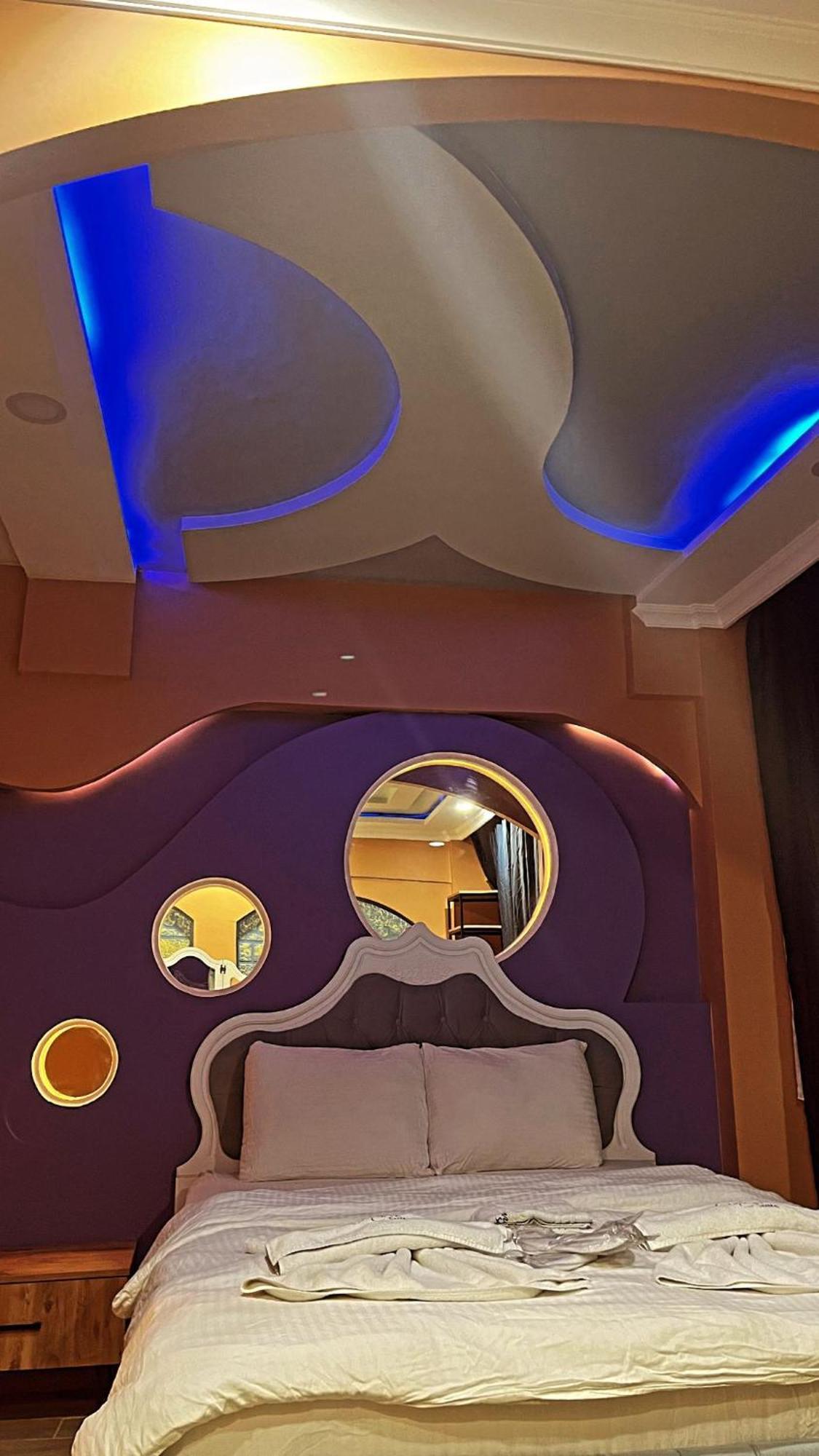 Queen Room,1562989156:JPEG