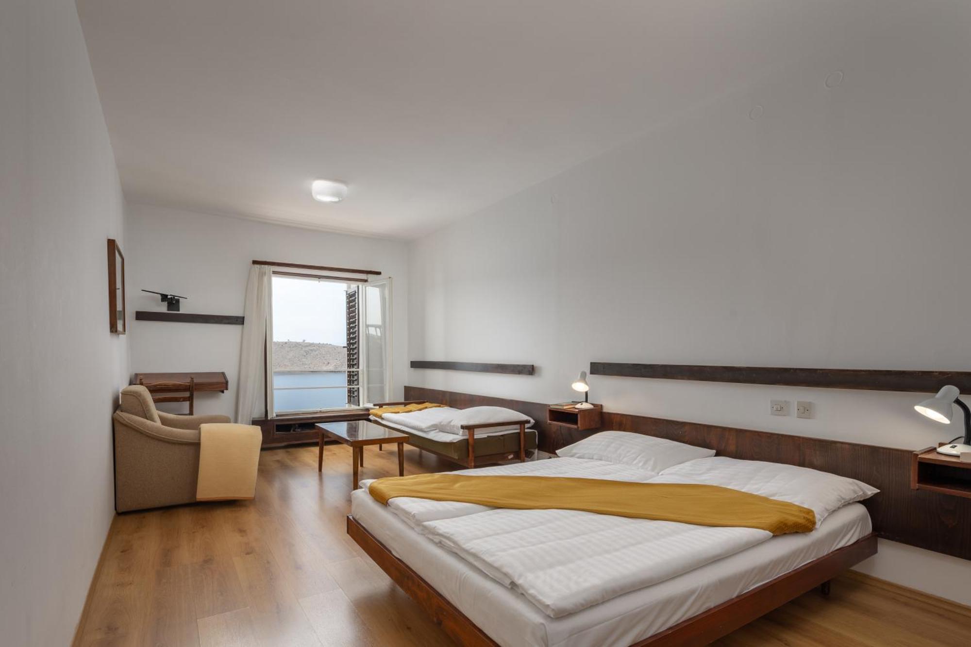 Comfort Family Room for 6