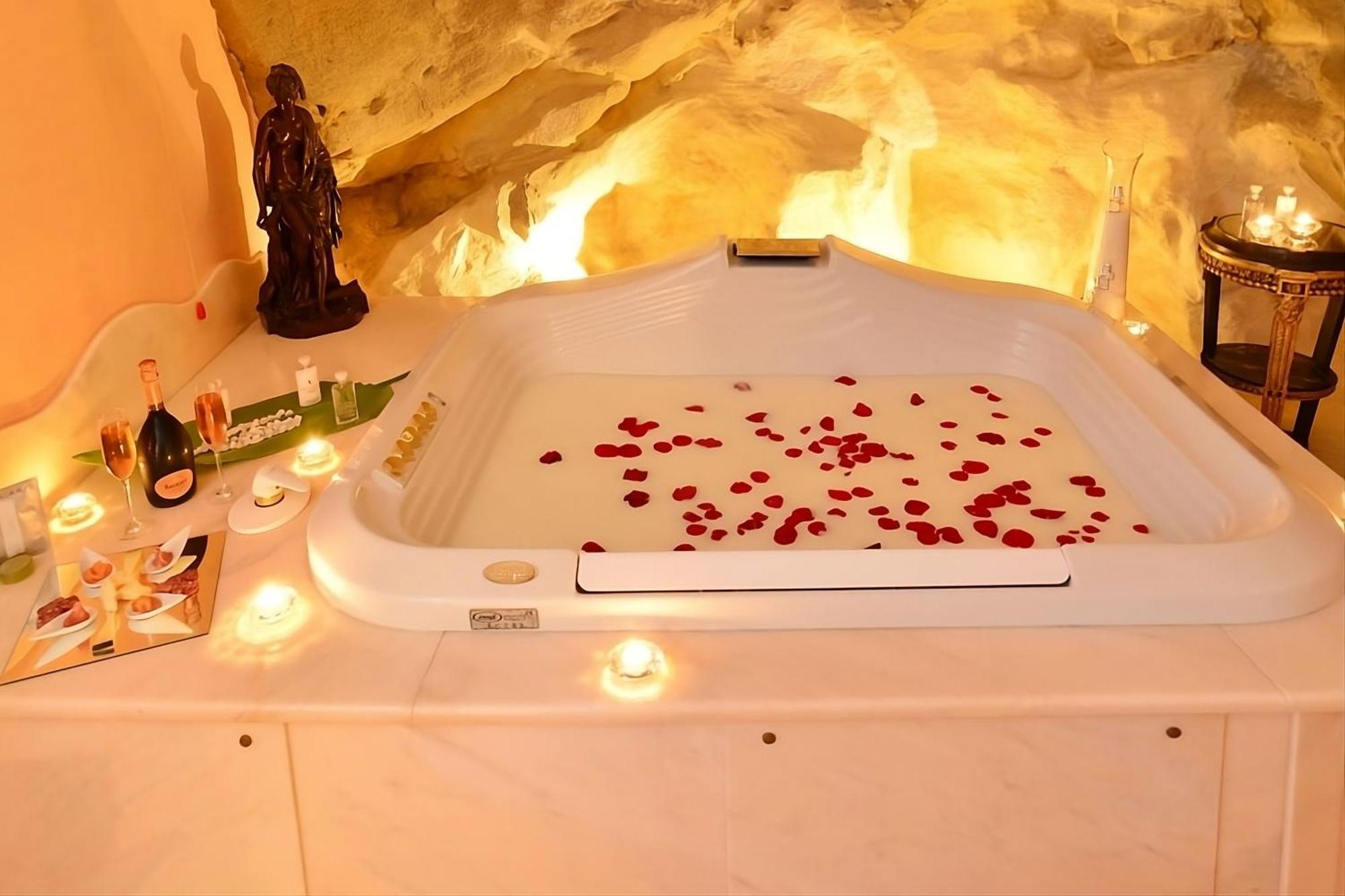 Suite mit Kingsize-Bett mit Whirlpool