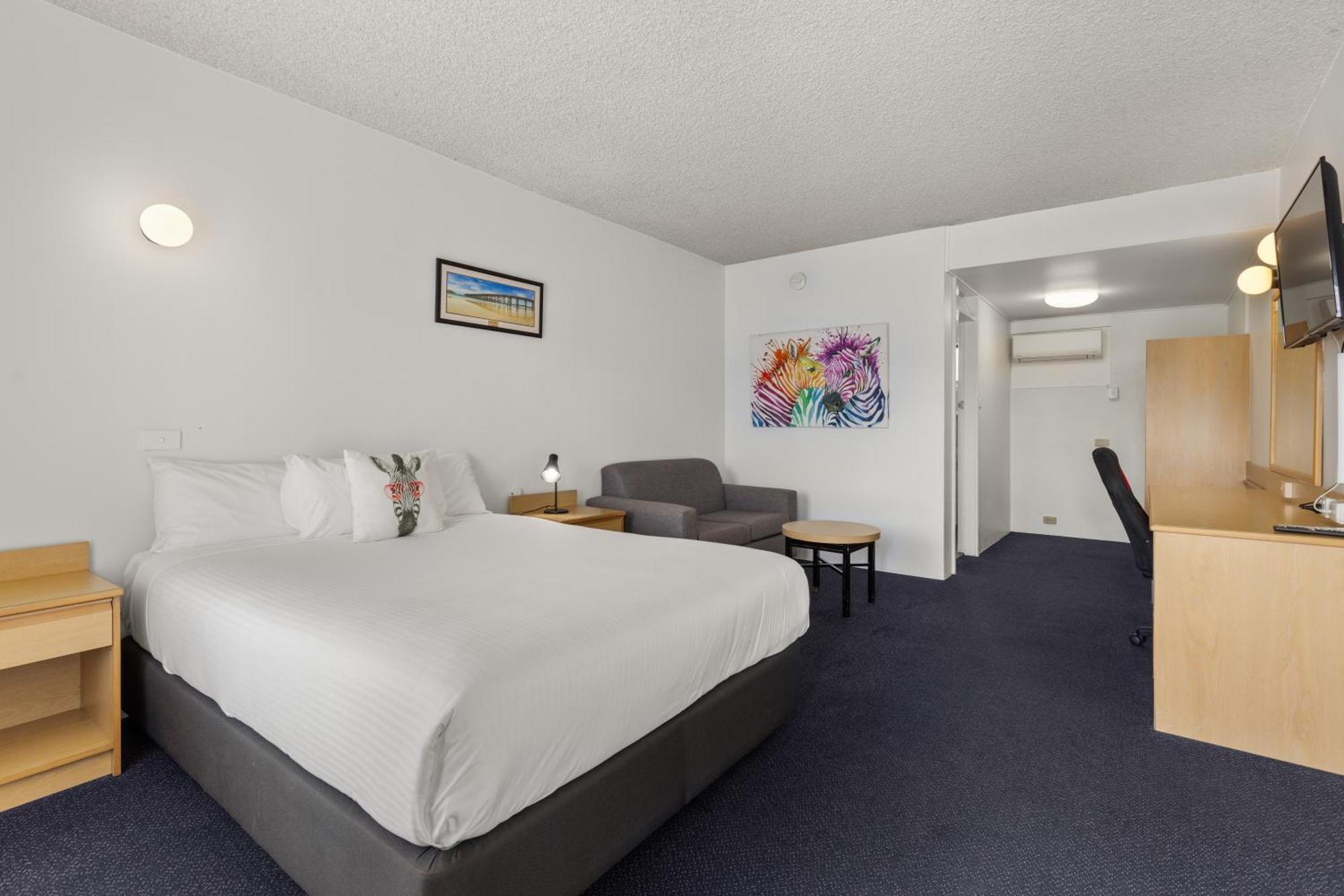 Deluxe Queen Room - Not Pet Friendly