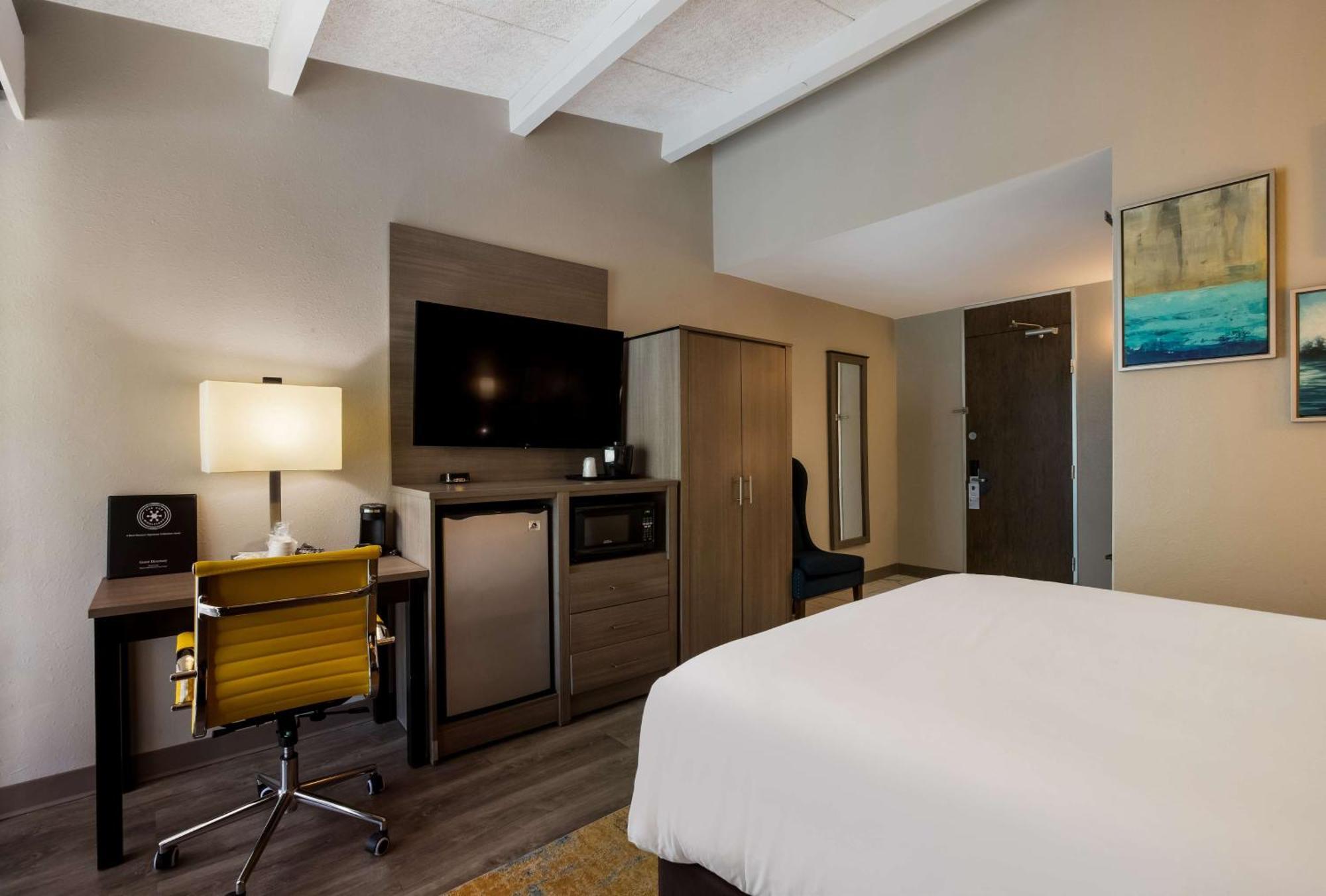 Queen Room with Patio - Non-Smoking