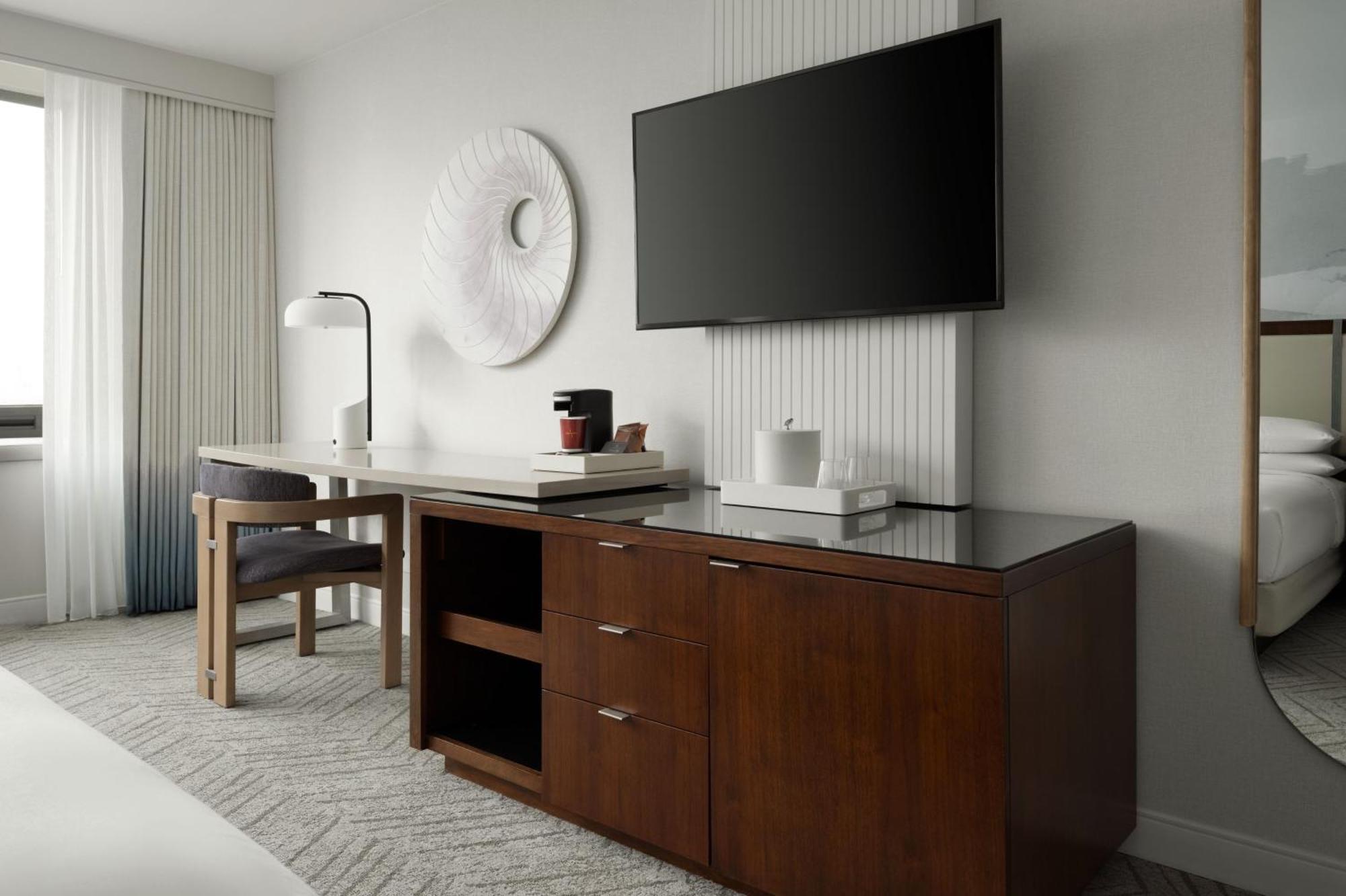 M Club lounge access Club Guest room 1 King Harbor view Mobility Accessible w or Roll Shower,1597559335:JPEG