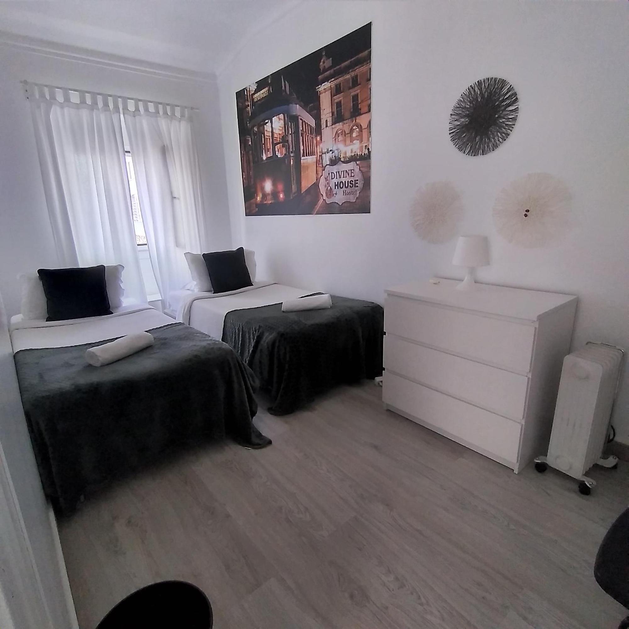 Quarto Econômico com 2 Camas de Solteiro e Banheiro Compartilhado