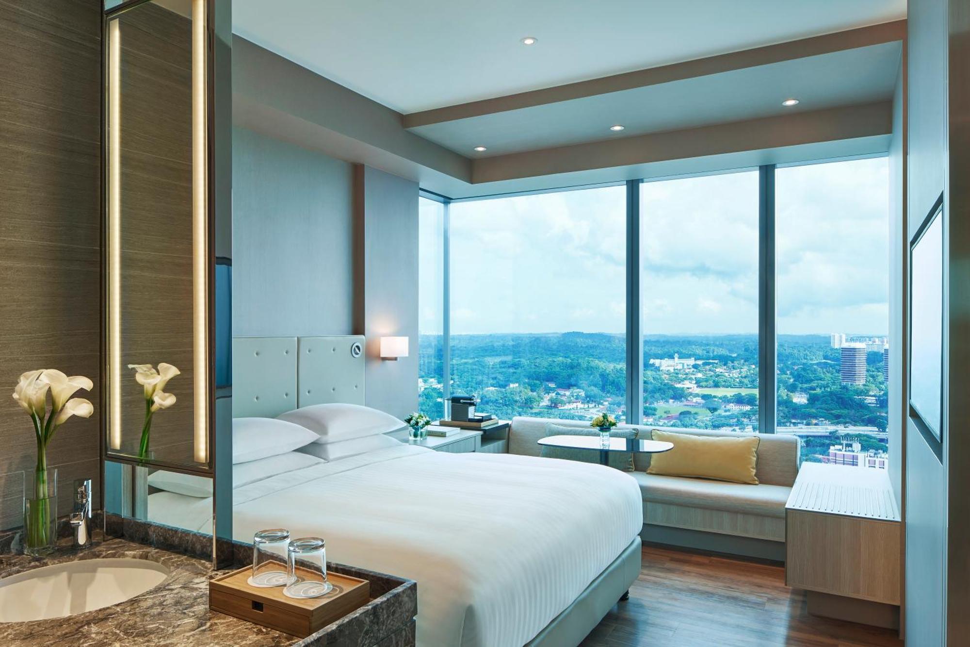 Premier Corner Guest Room 1 King Skyline View High Floor