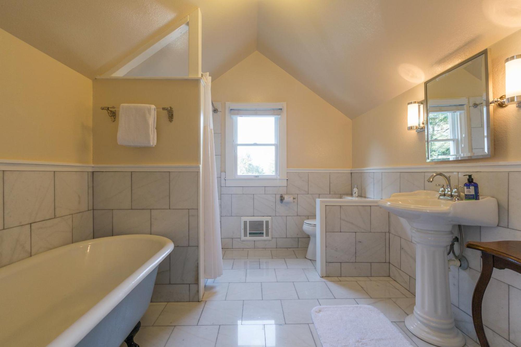 King Room with Spa Bath