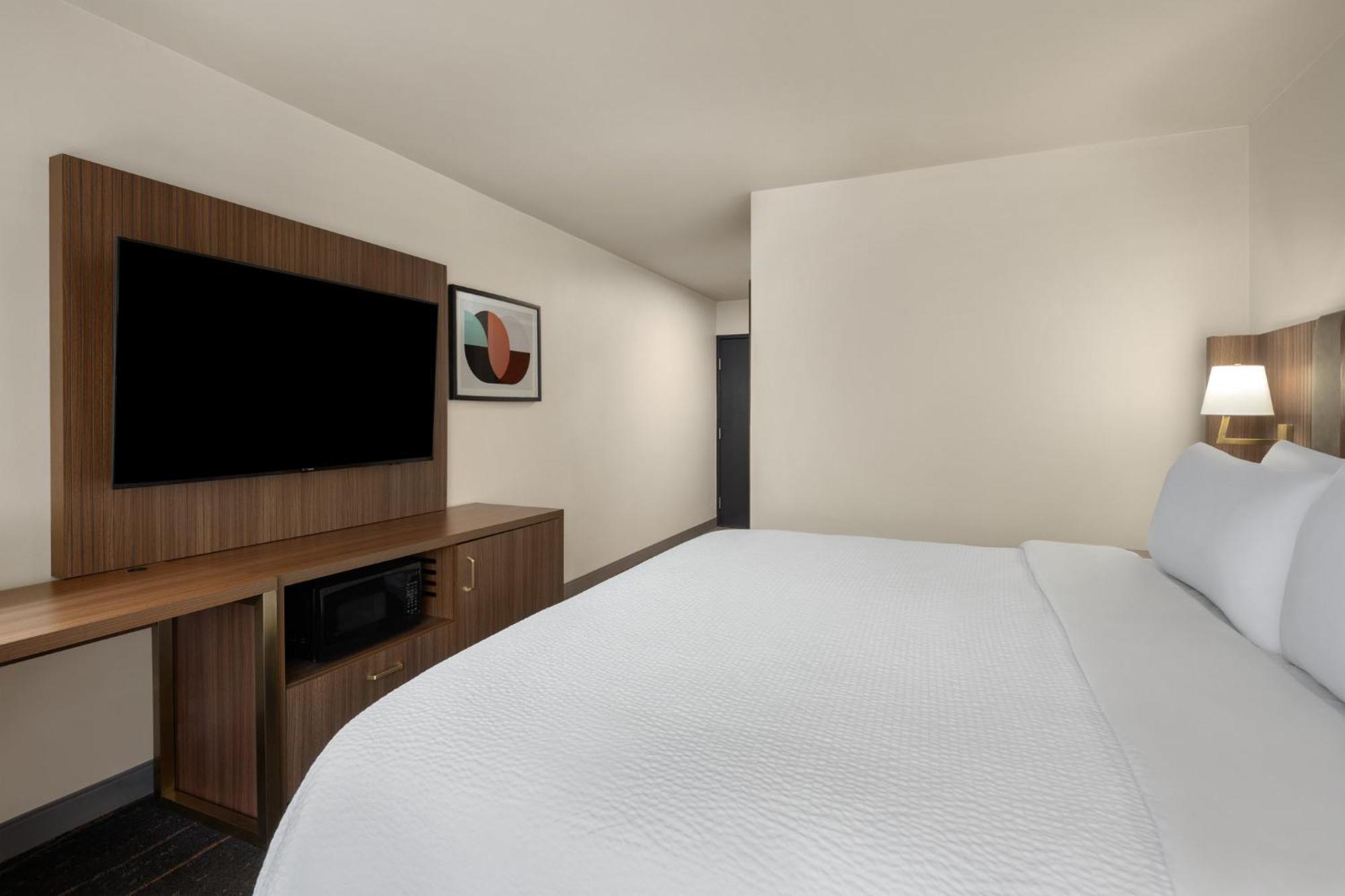 Standard King Room - Communications Accessible