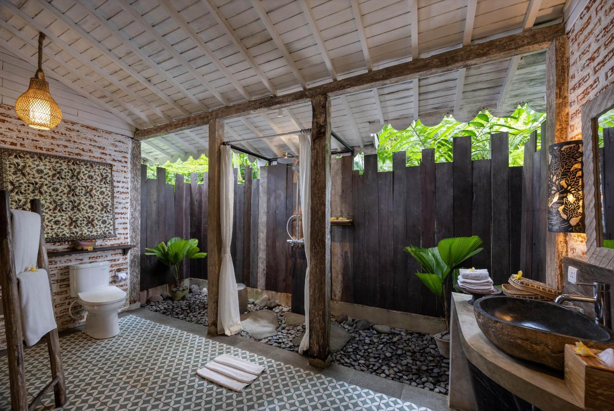 River Suite with Welcome Massage