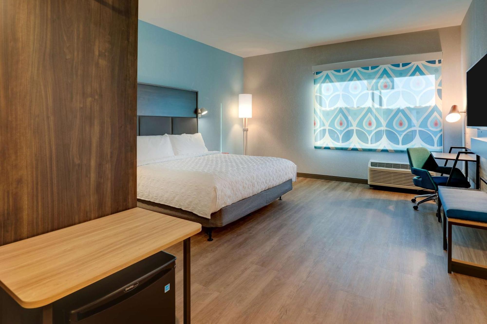 King Room with Roll-In Shower - Mobility Access