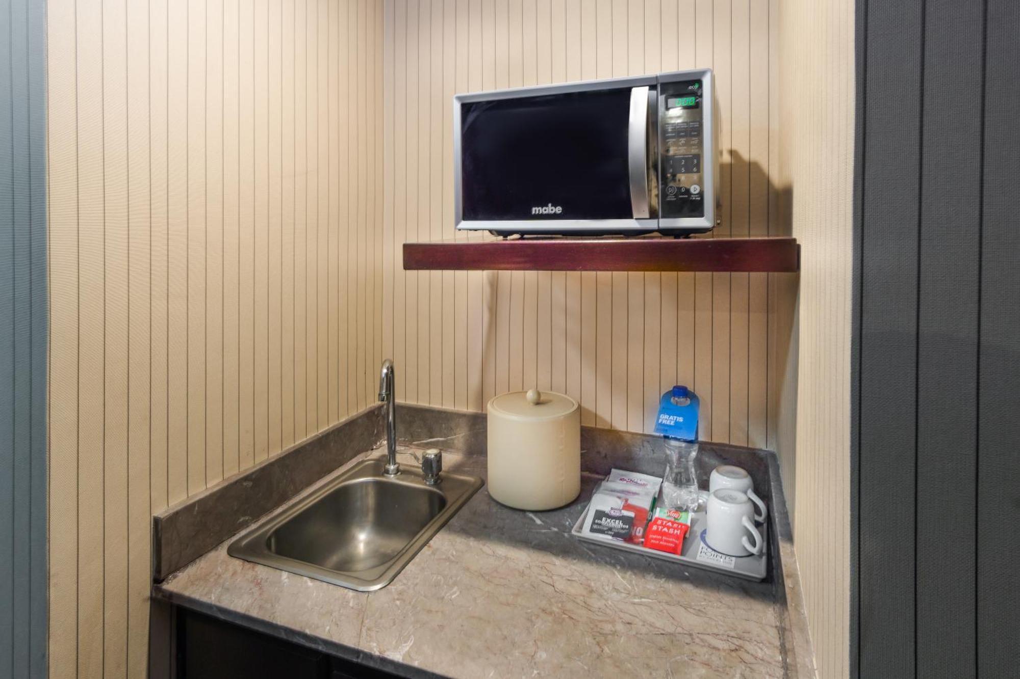 Suite with living area, 1 Bedroom 2 room Suite, 1 King