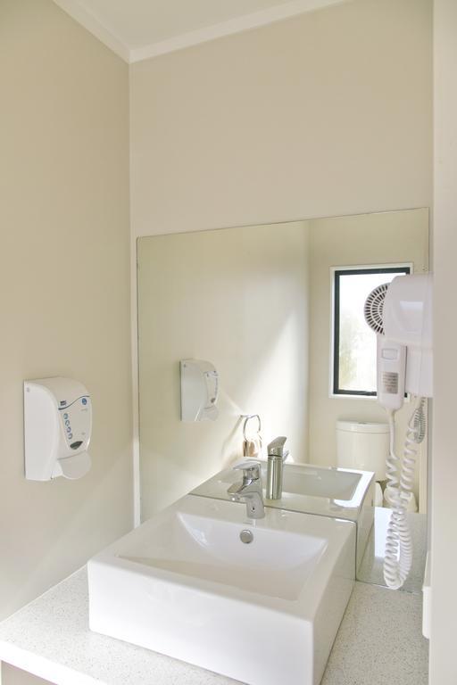 Premier Two-Bedroom Lakeview Apartment with Spa Bath