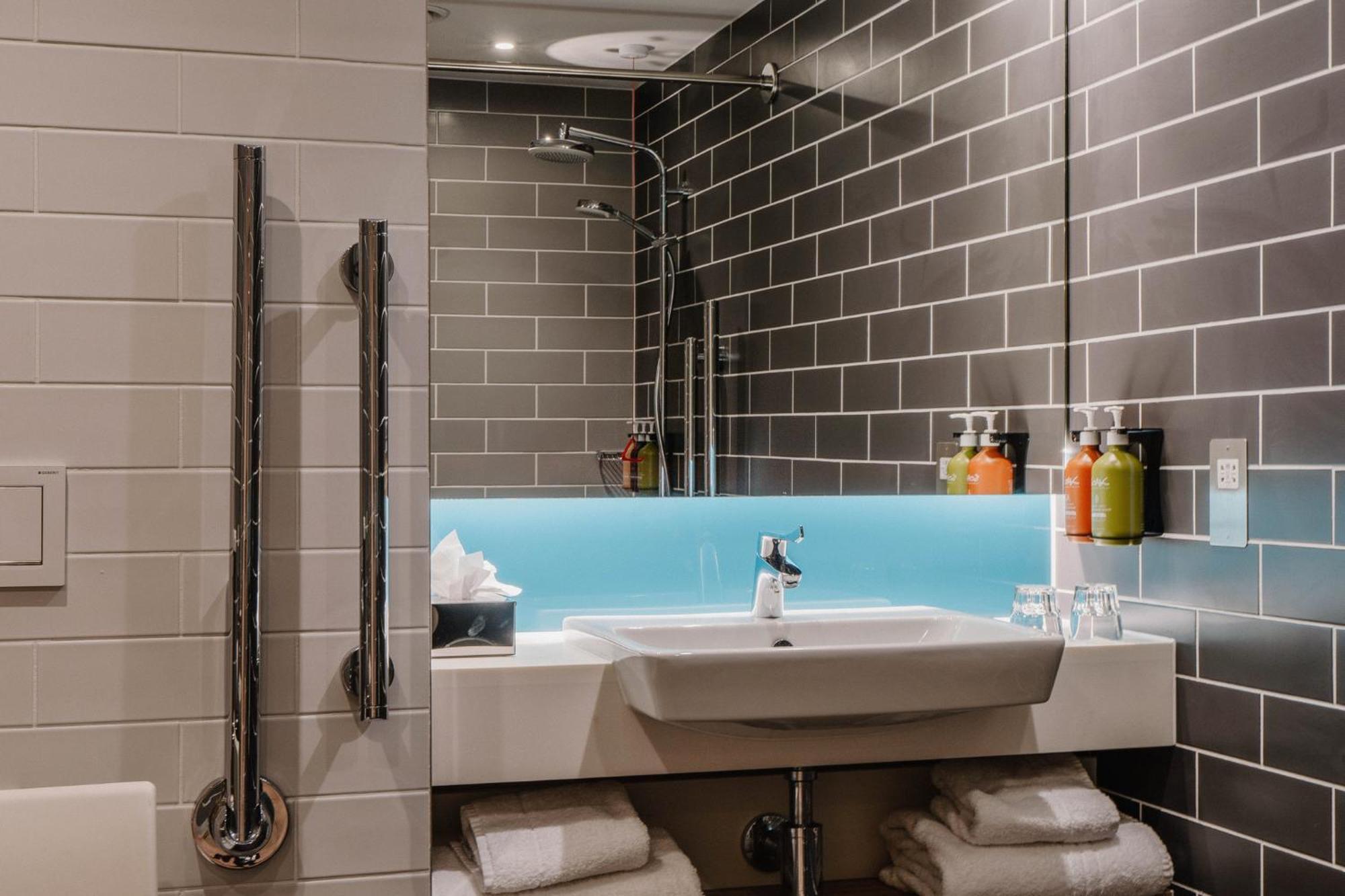 Standard Accessible Queen Room Hot