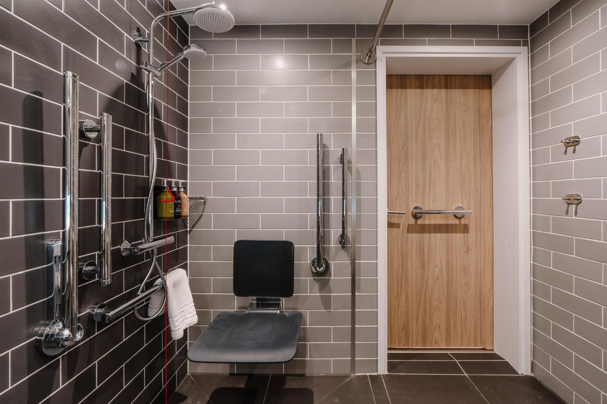 Standard Accessible Queen Room Hot