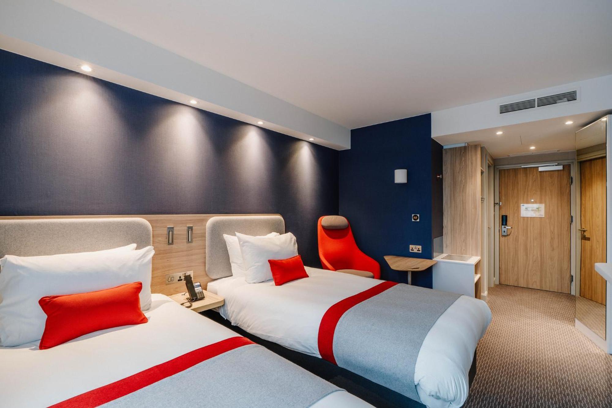 Standard Twin Room Street View Hot
