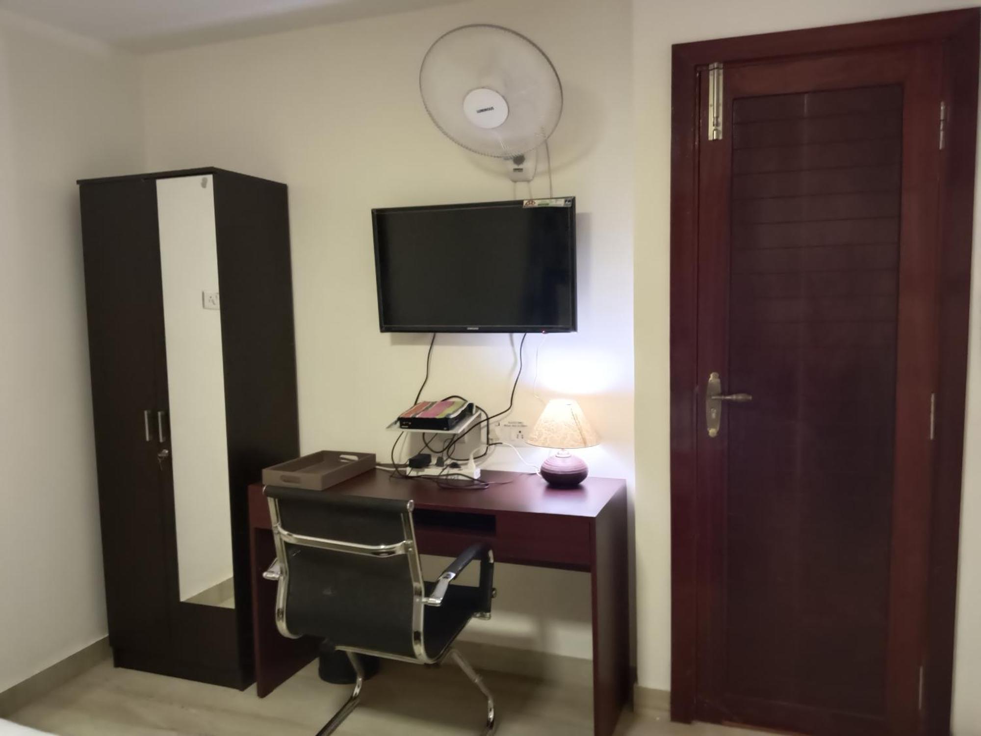 Deluxe Room (2 Adults + 1 Child)