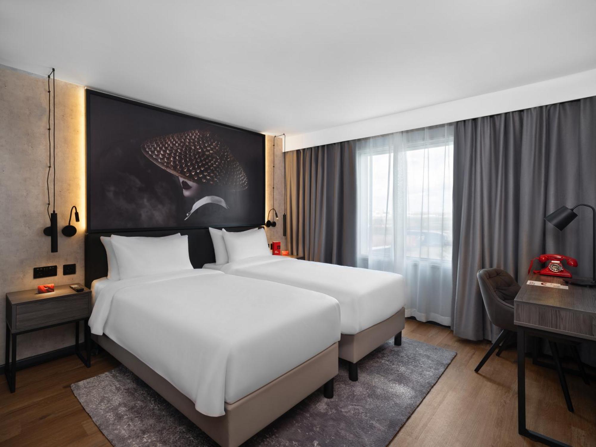 Standard Room Runway View,1571437322:JPEG
