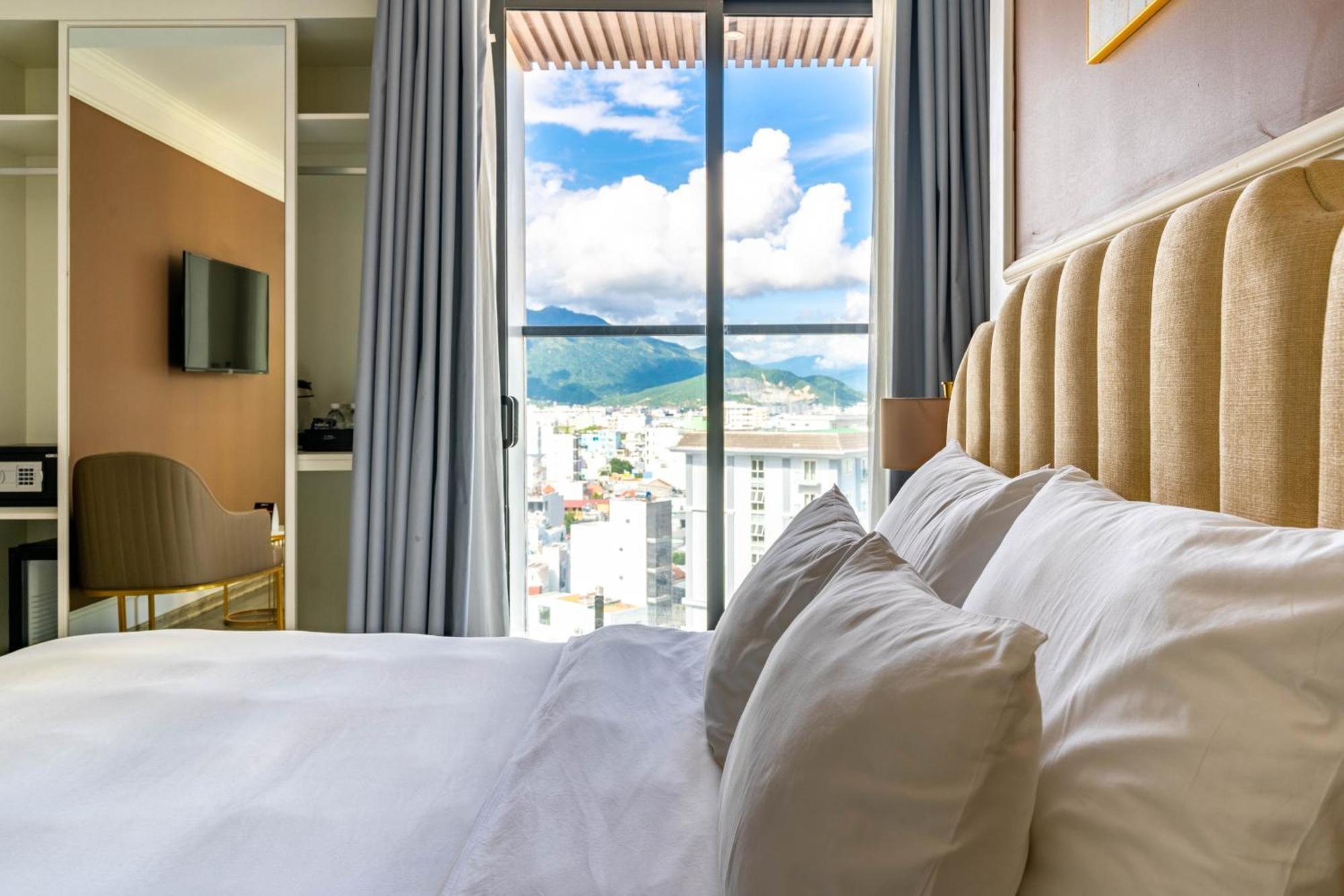 Deluxe Double or Twin Room City View