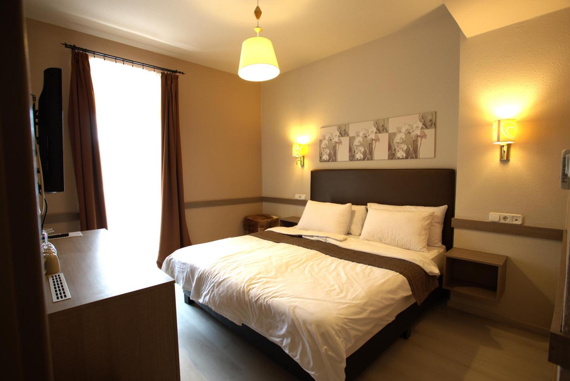 Doppelzimmer mit Straßenblick