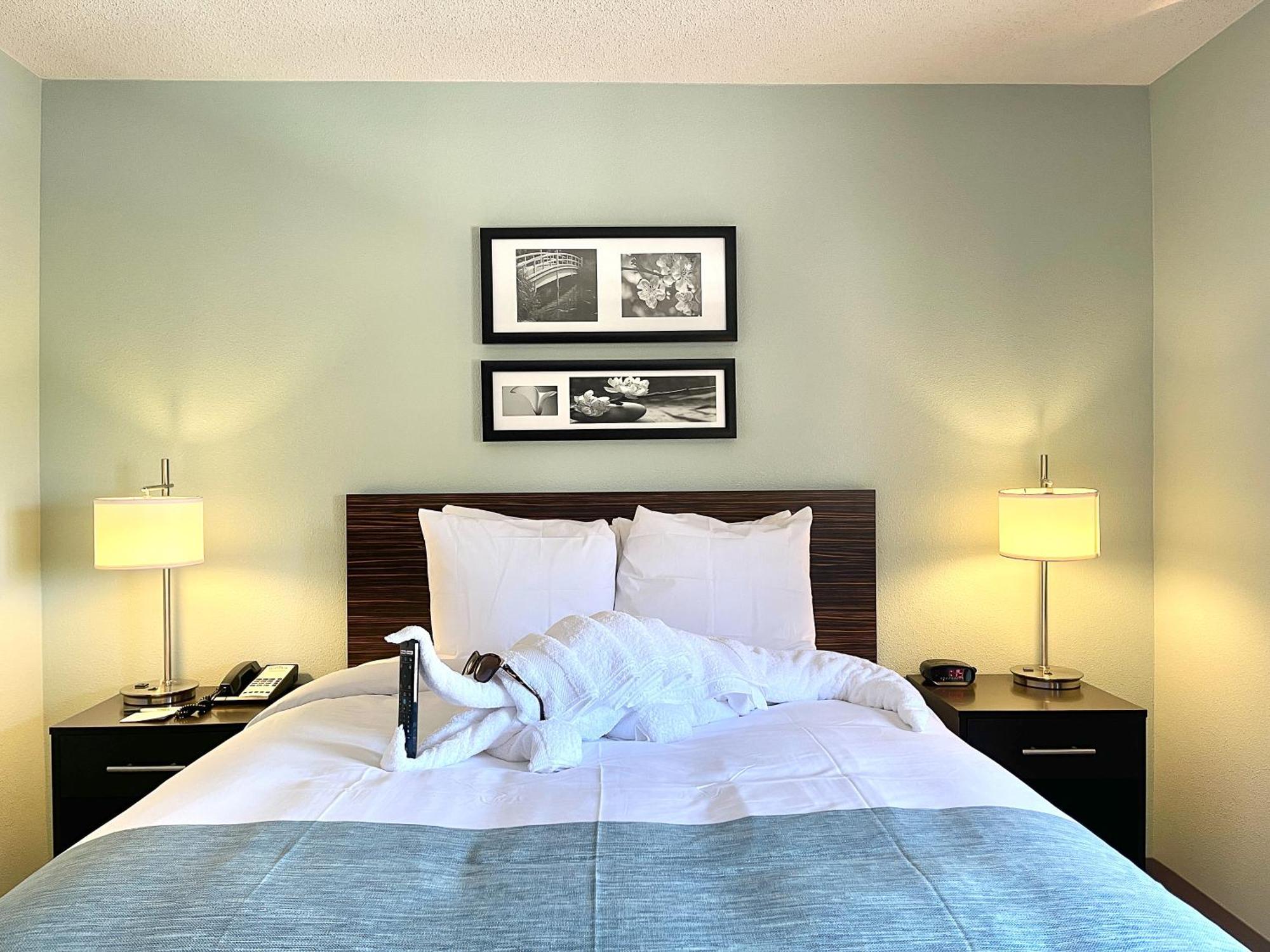 Queen Room with Bathtub and Grab Bars - Mobility Access/Non-Smoking