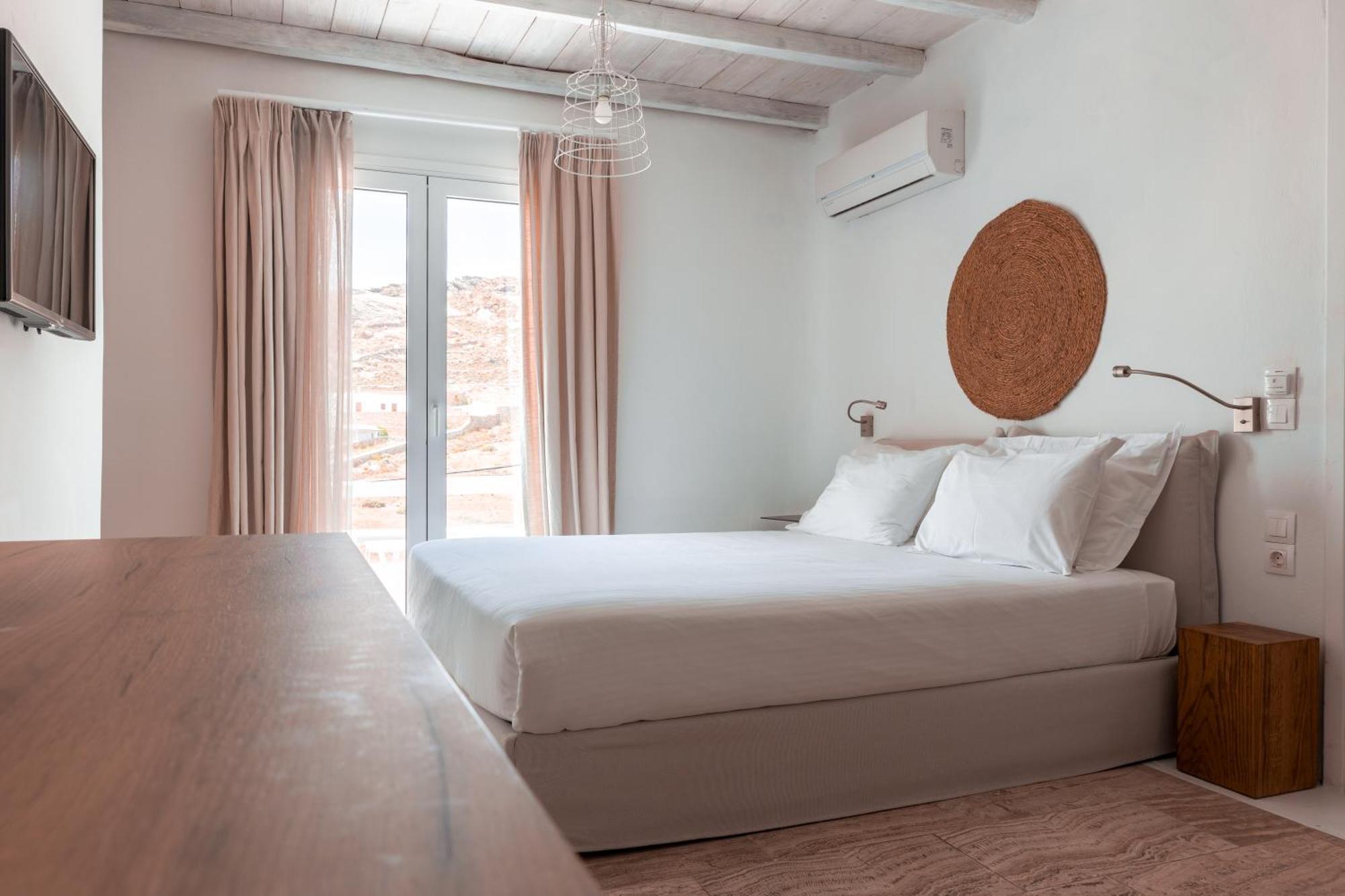 Junior Suite with Side Sea View