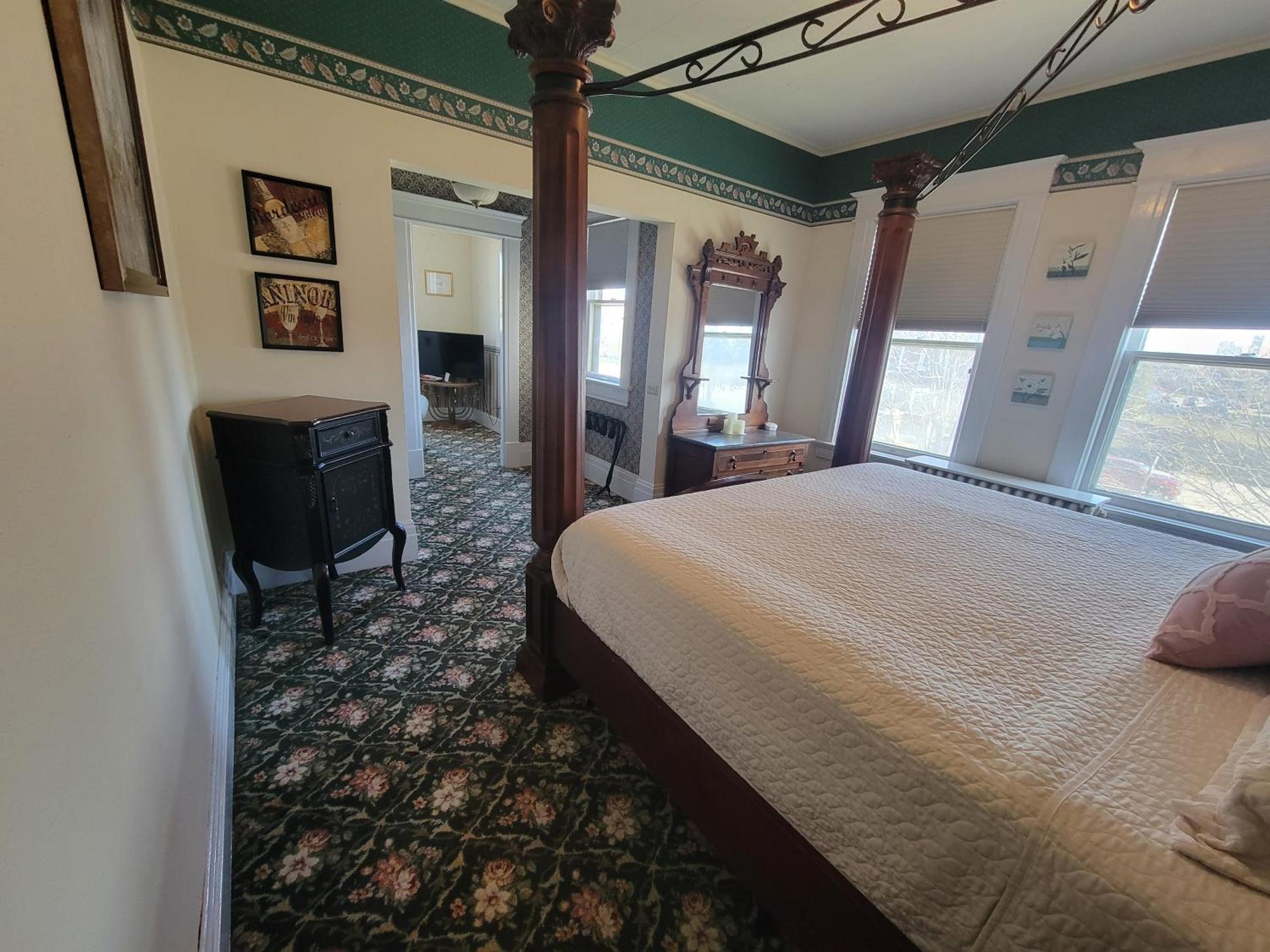 Deluxe King Suite