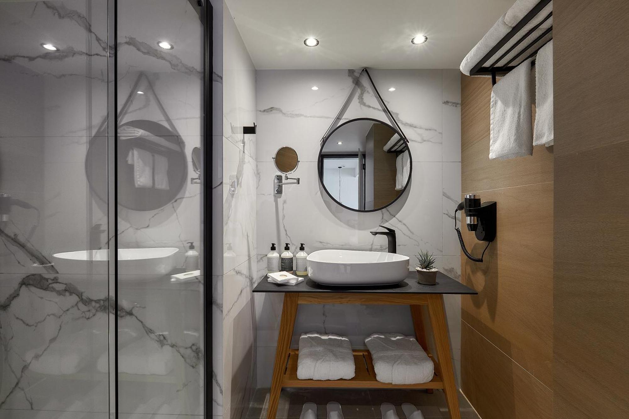 Hébergement Supérieur avec Accès Direct à la Piscine - Vue sur Mer