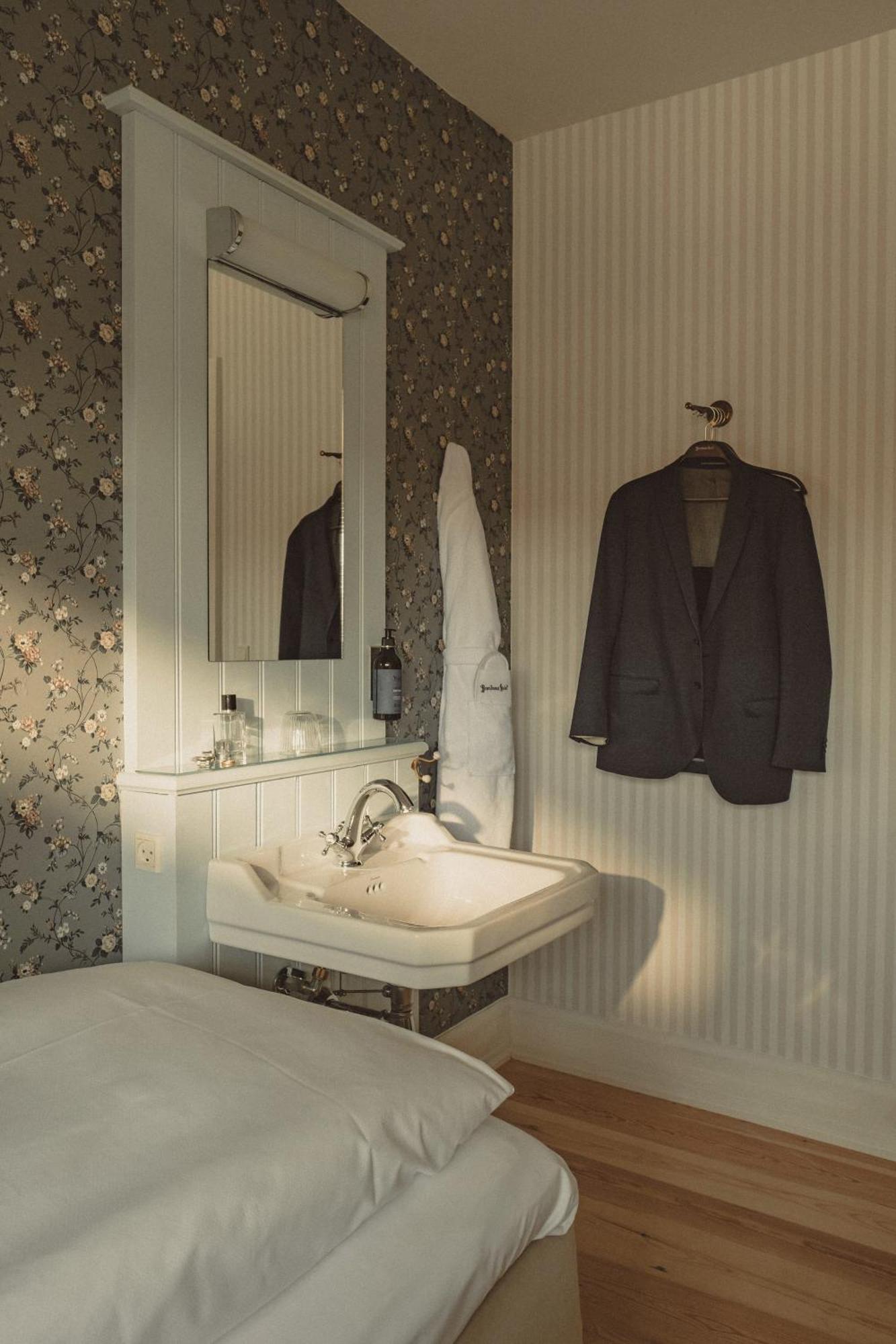 Single Room with Shared Bathroom - Annex
