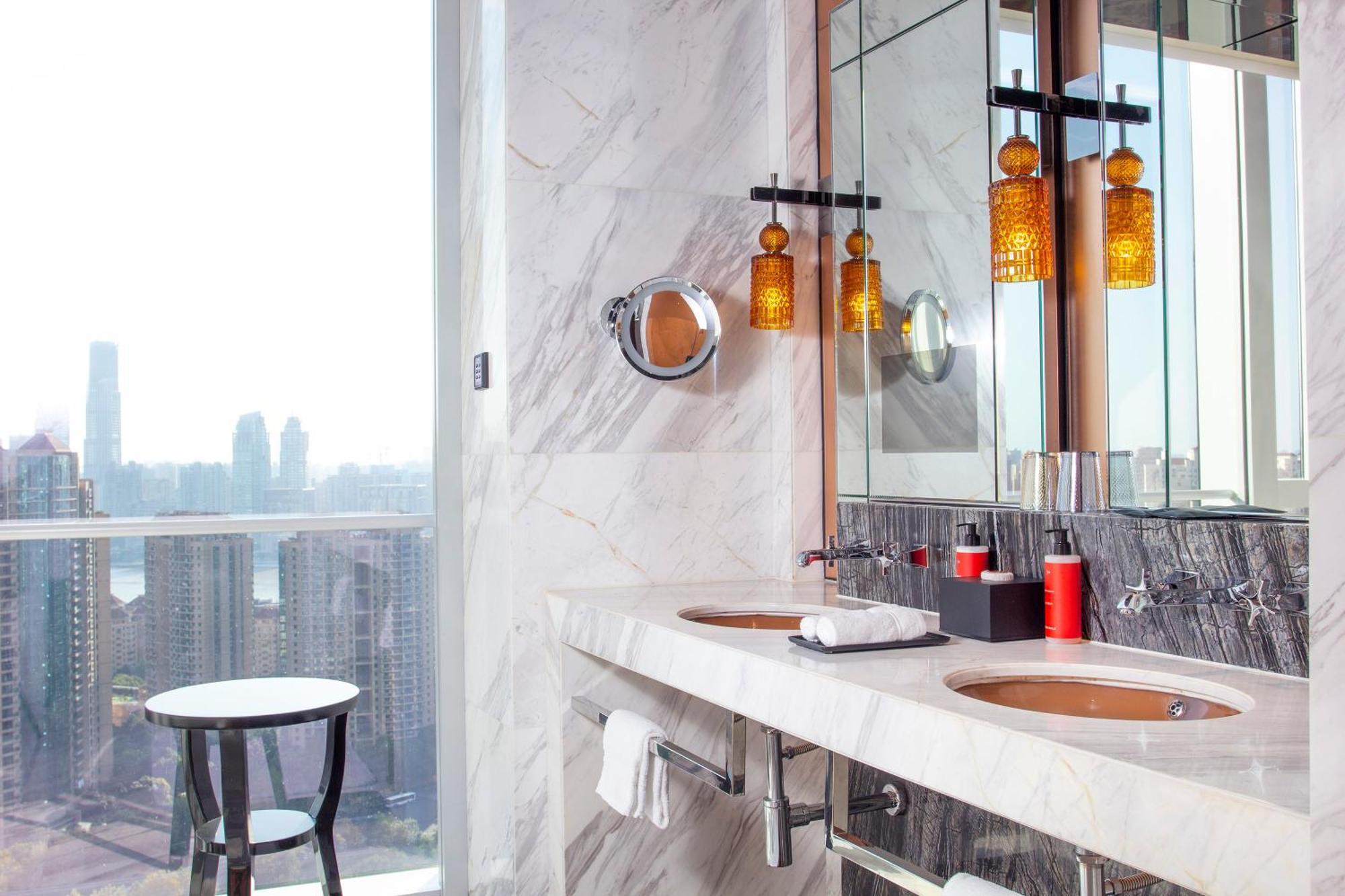 Club King Suite City view