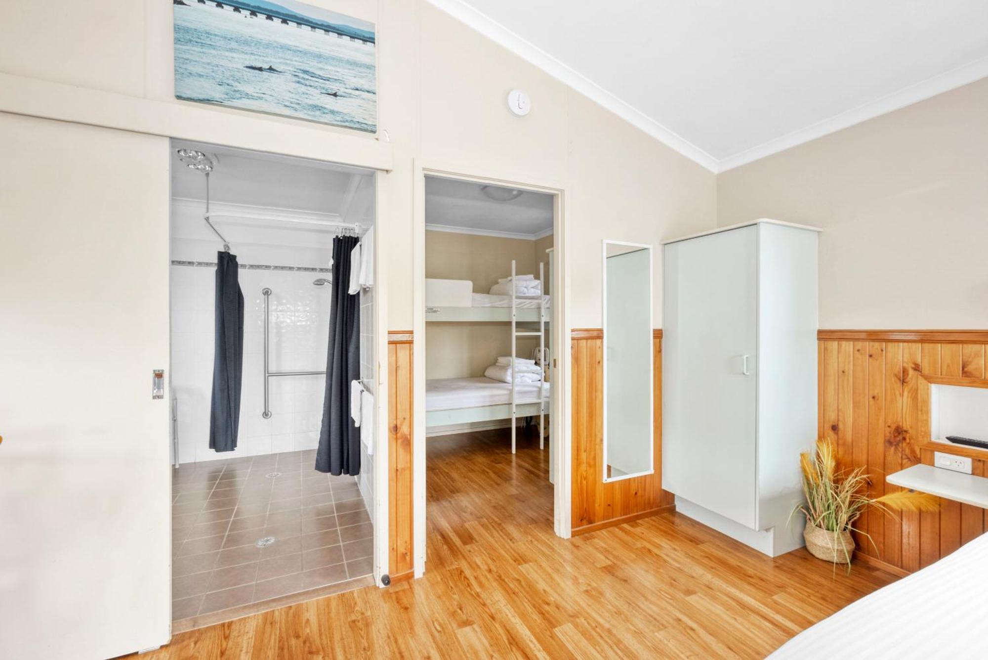 Deluxe Cabin - Sleeps 4 - Accessible