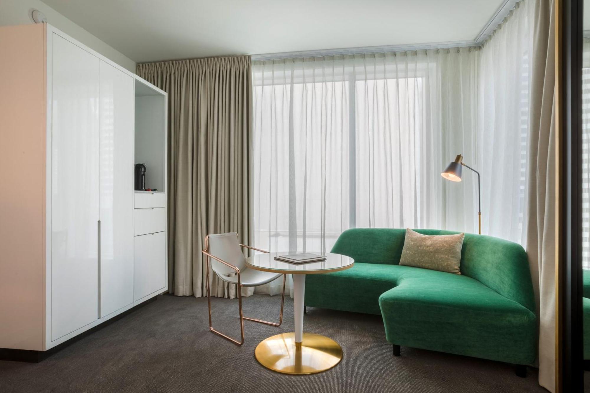 Habitación Doble Ejecutiva esquinera con cama grande