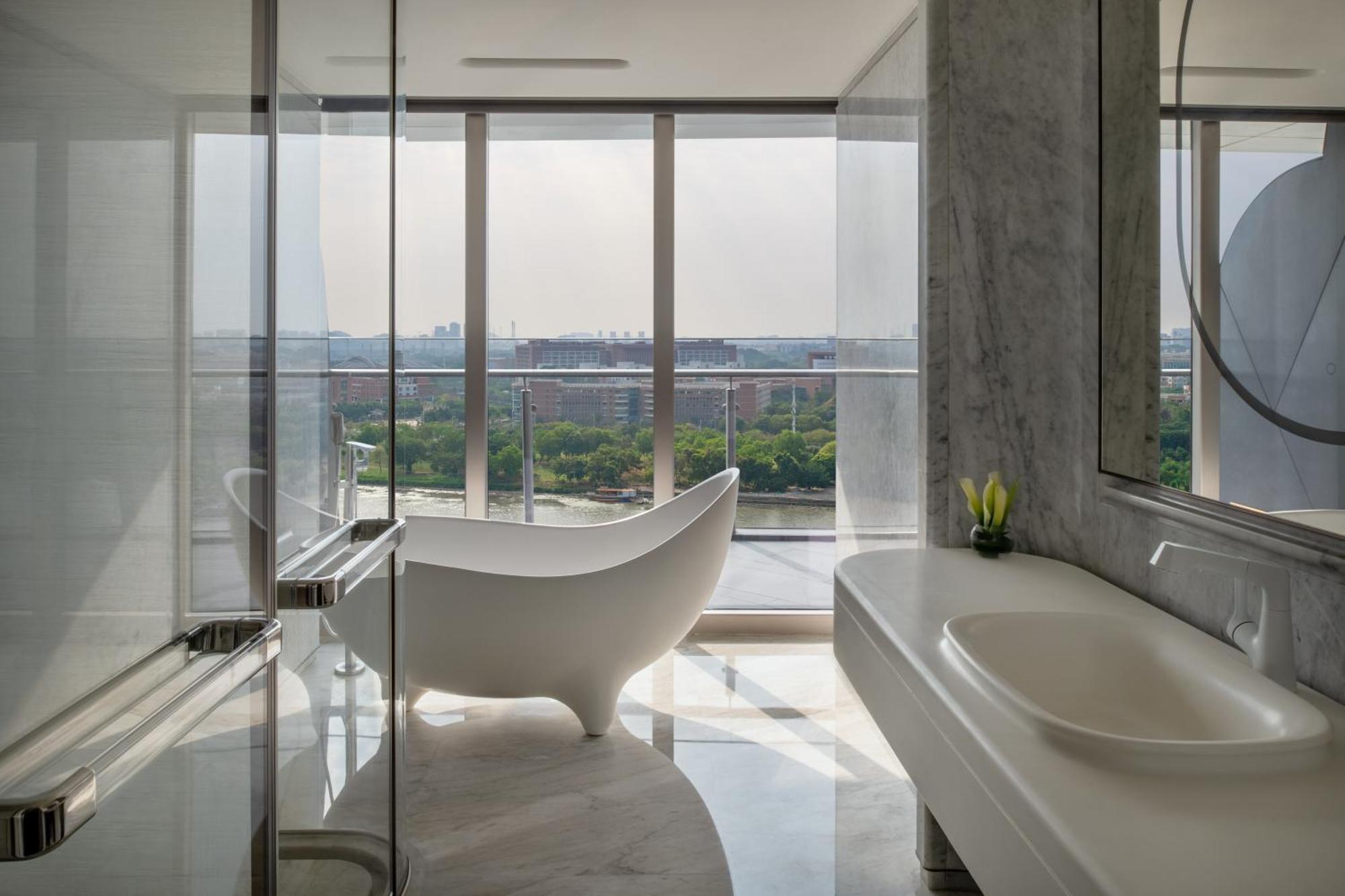 One-Bedroom Suite with Dining Area