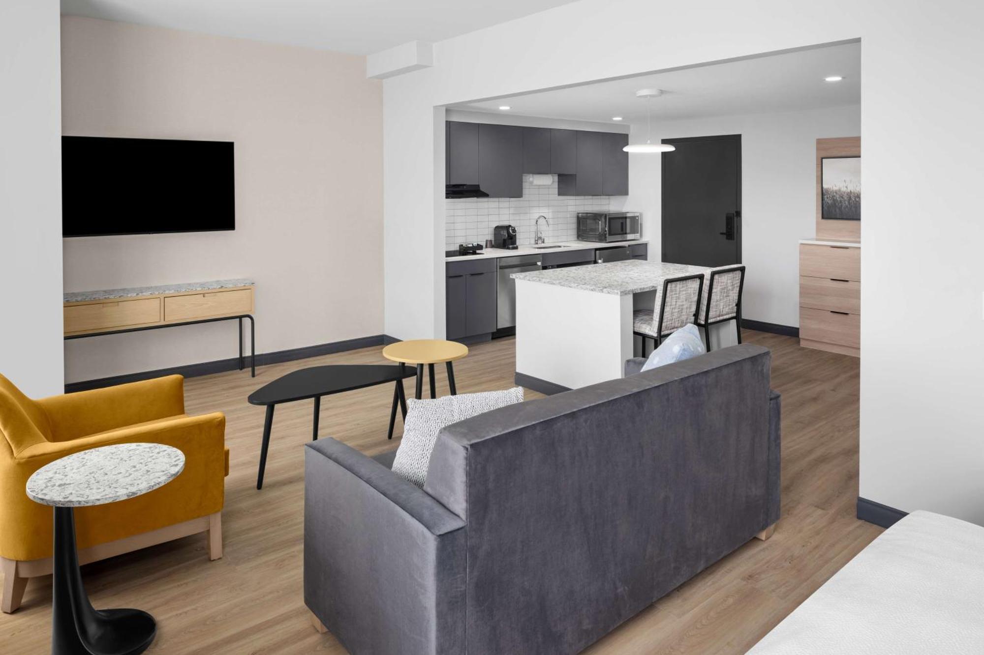 King Studio with Bath Tub - Mobility Accessible
