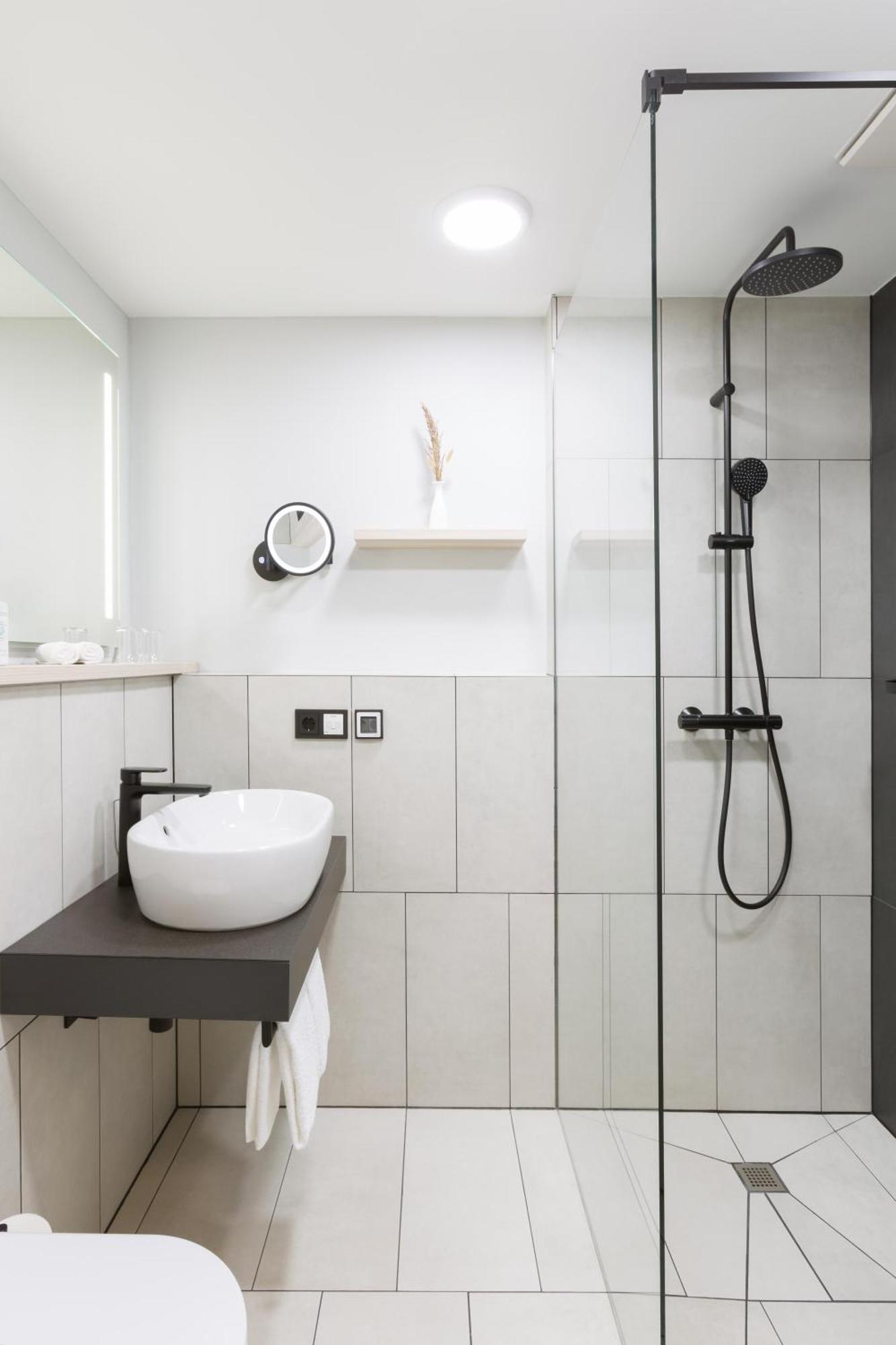 Renoviertes Deluxe Doppelzimmer mit Dachterrasse und Meerblick