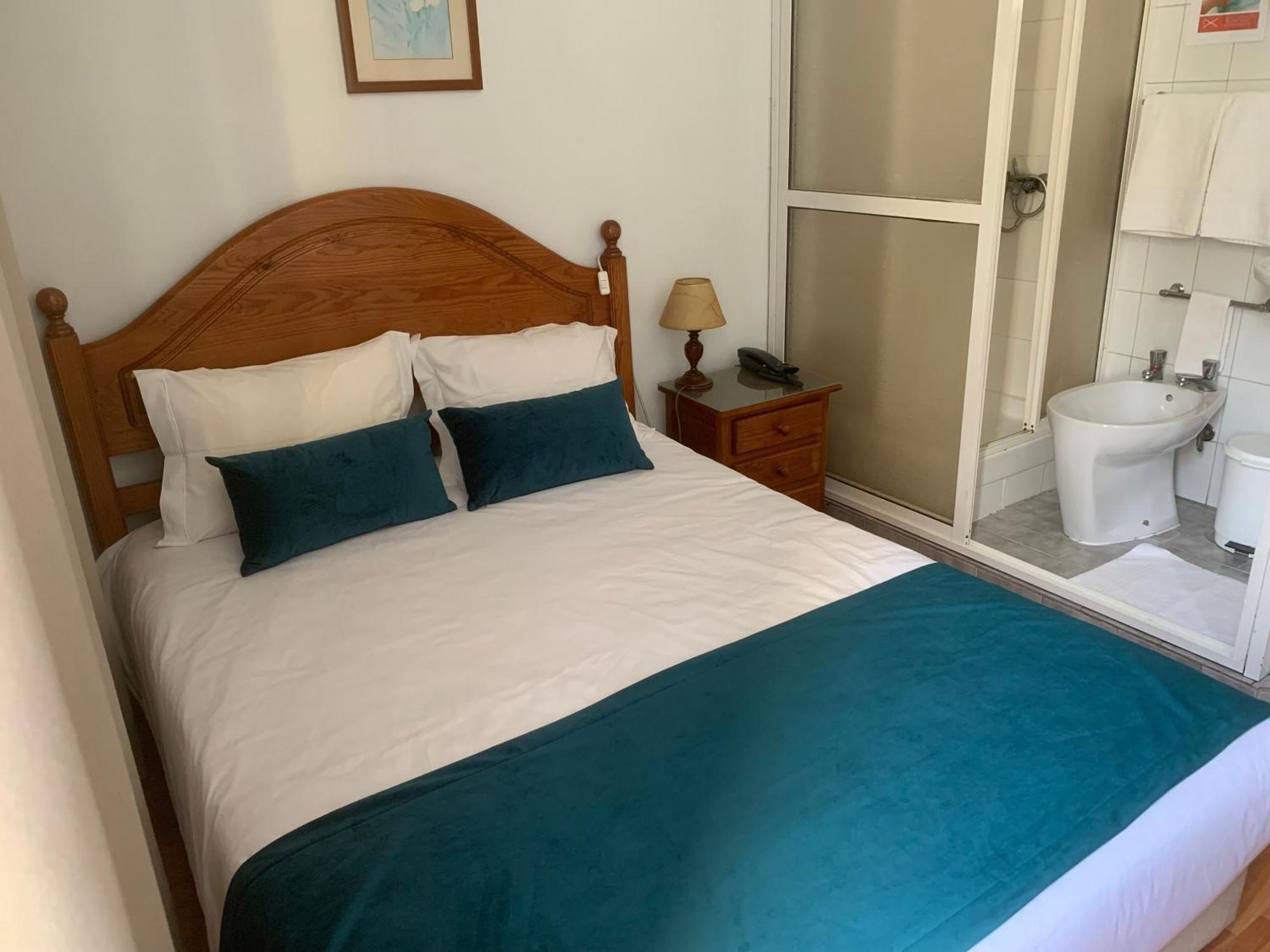 Chambre Double avec Salle de Bains Commune et Douche Privée