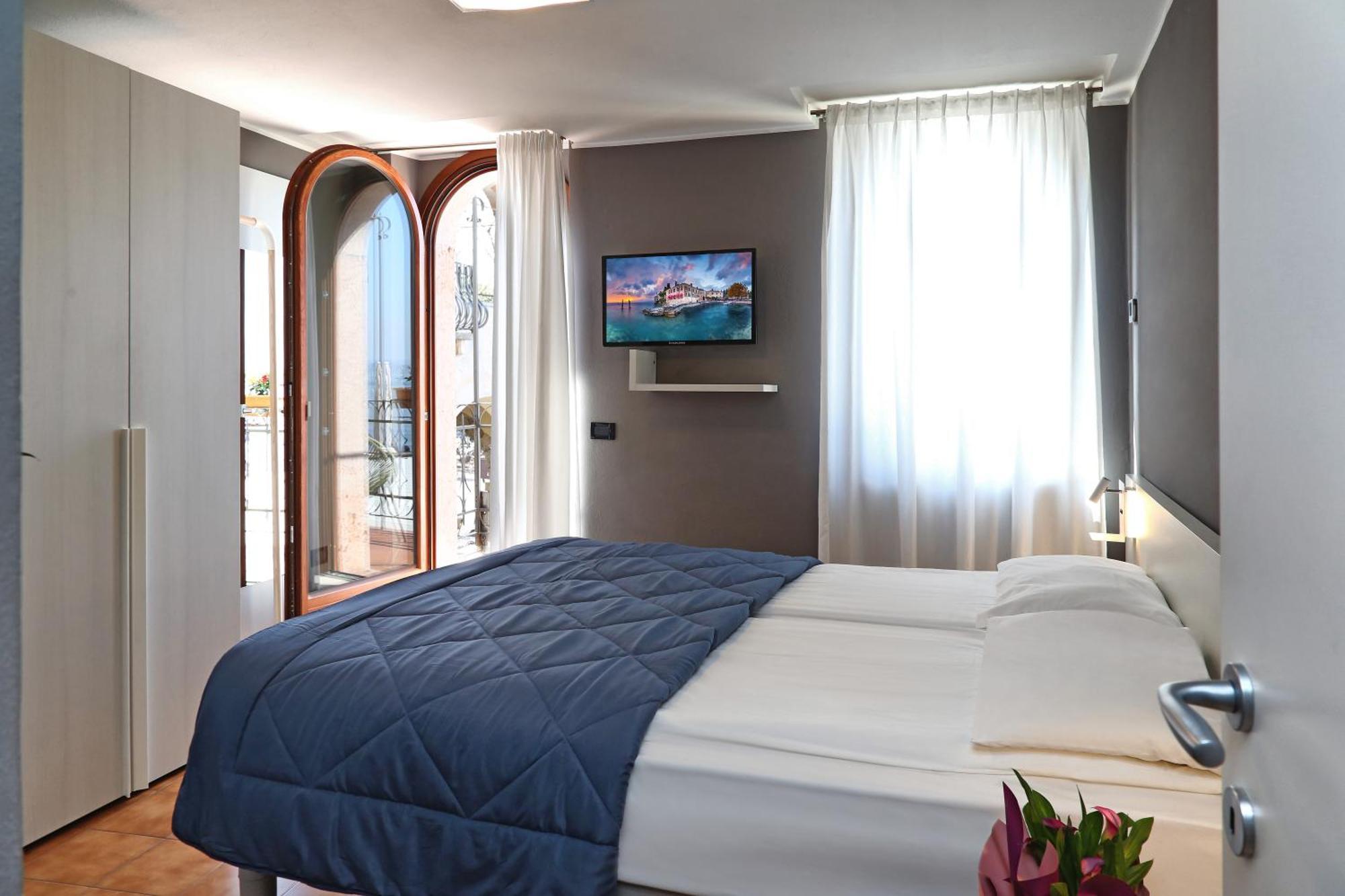 Deluxe Tweepersoonskamer met 1 of 2 Aparte Bedden en een Balkon met Uitzicht op het Meer