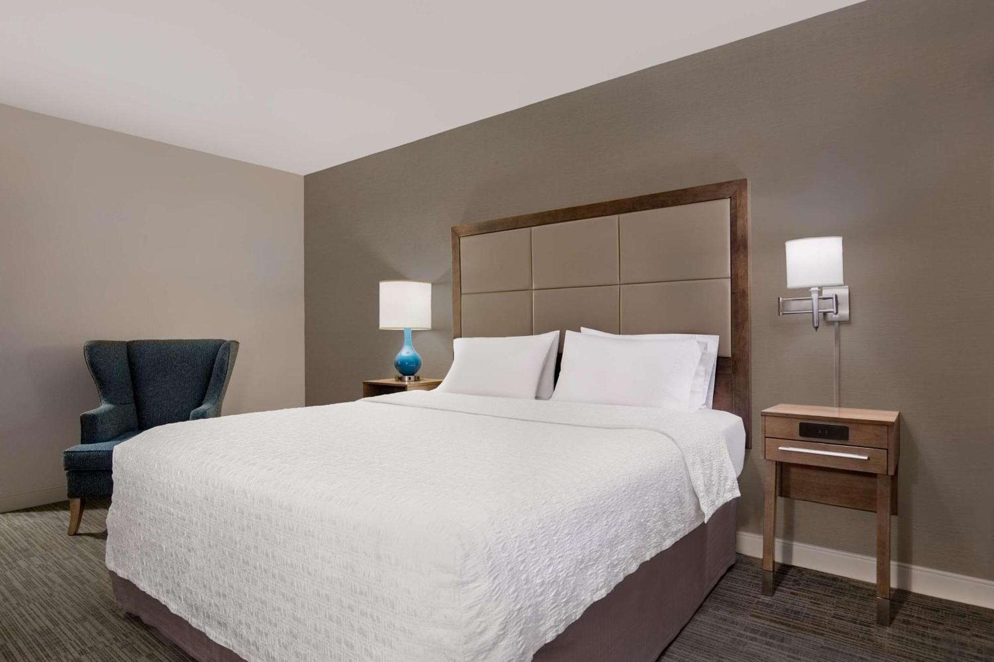 King Room with Bath Tub - Mobility/Hearing Access