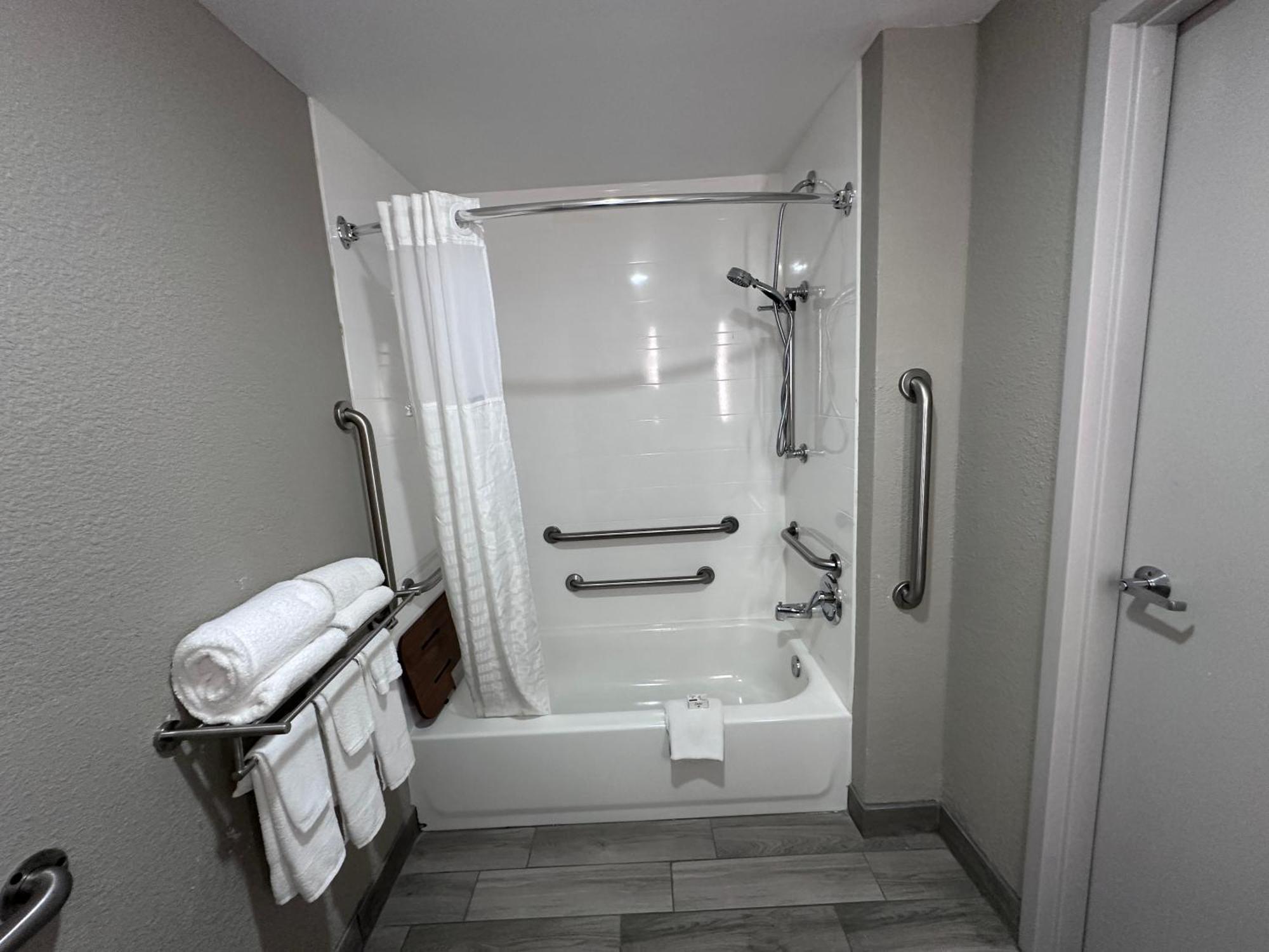 King Room with Tub and Grab Bars - Mobility/Hearing Accessible - Non-Smoking