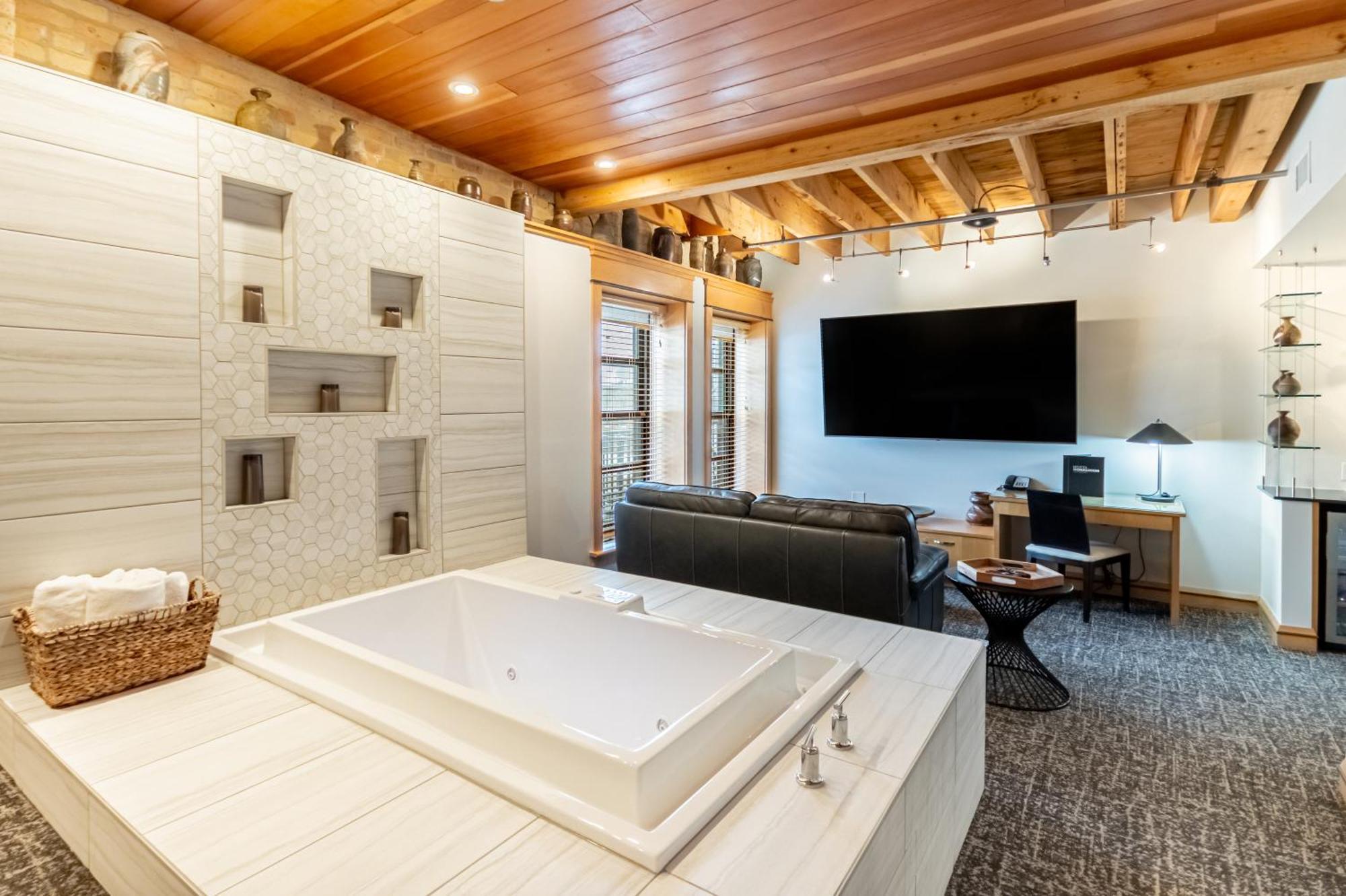 Deluxe Suite Spa Bath