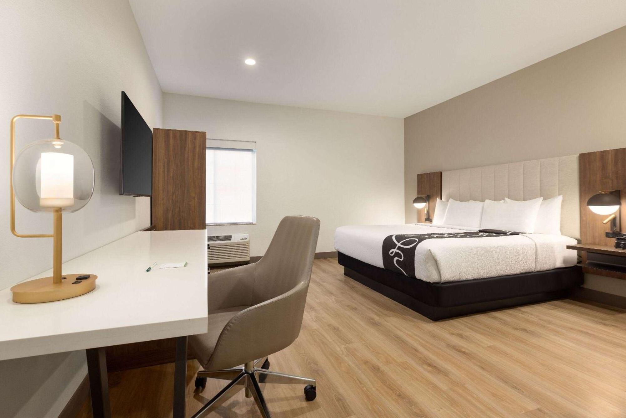 King Room with Bath Tub - Mobility/Hearing Accessible