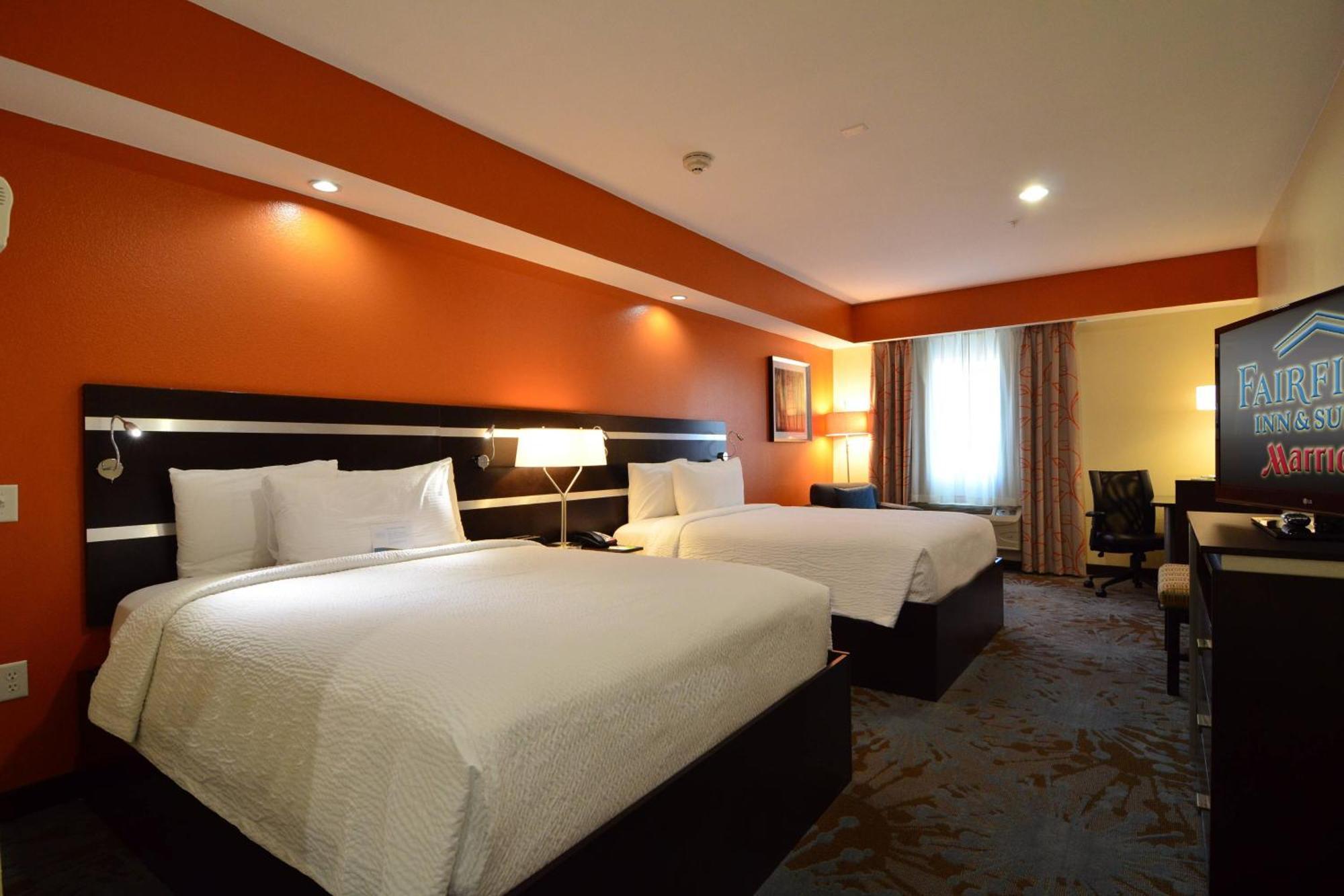 Queen Room with Two Queen Beds and Adapted Tub - Mobility Accessible
