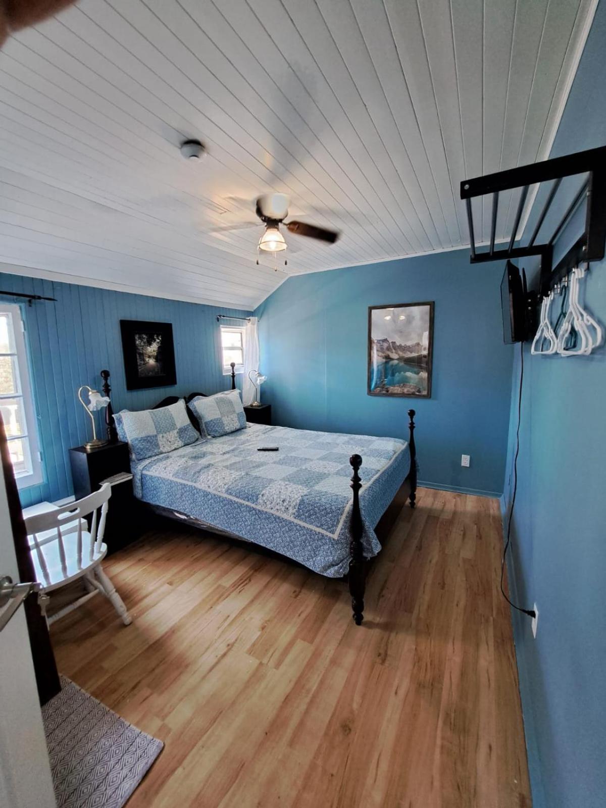 Standard Queen Room
