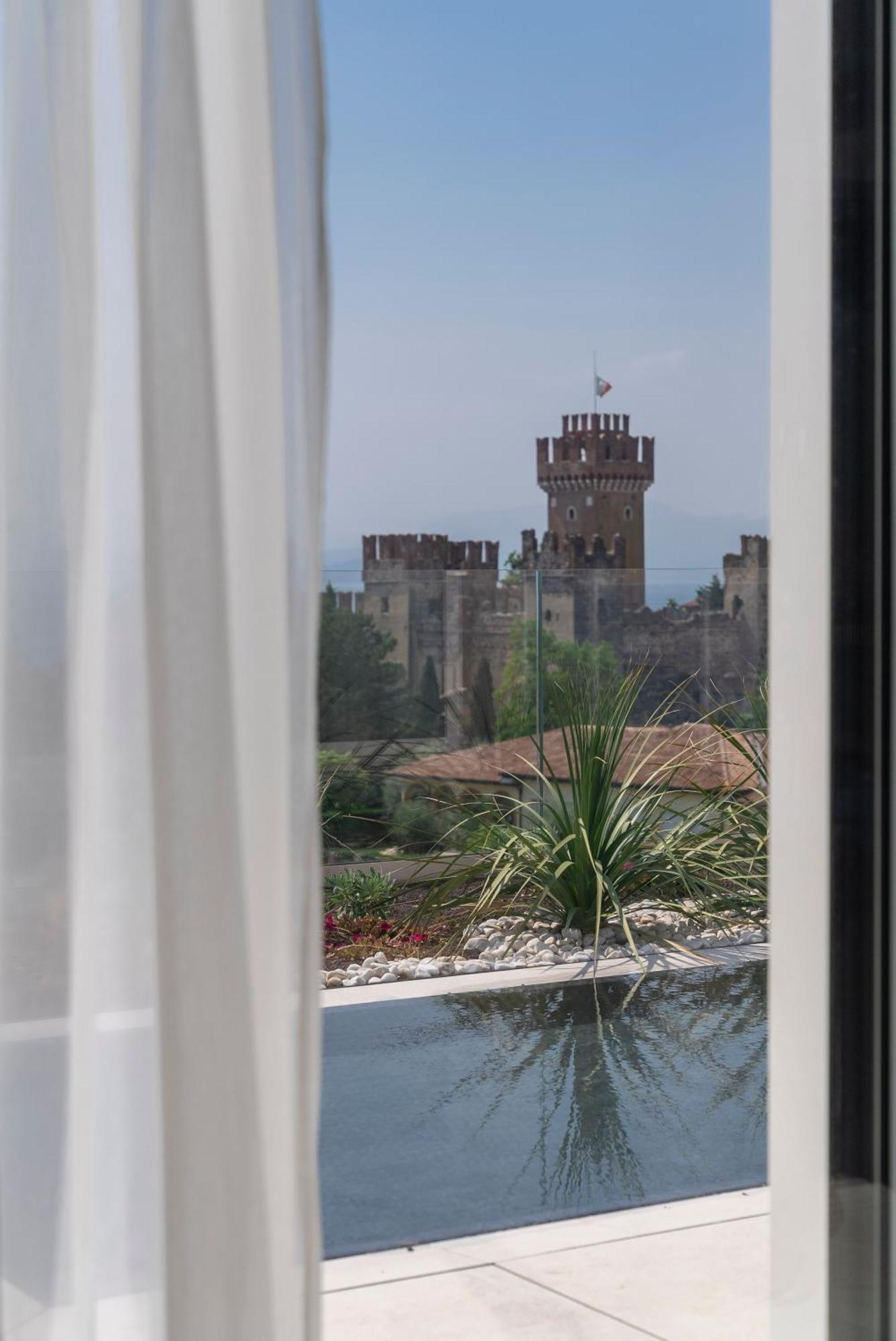 Suite with Private Pool and Lake View