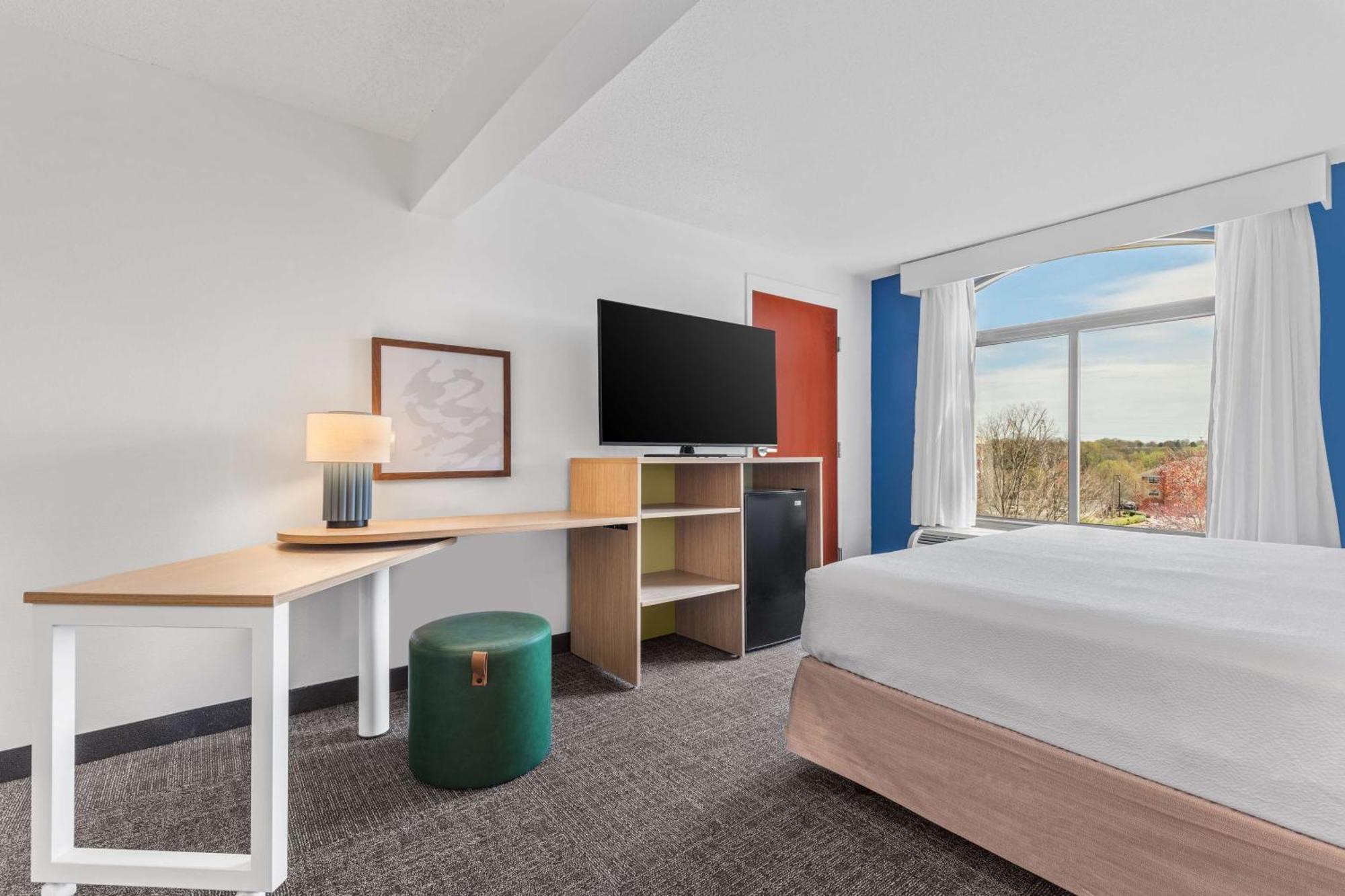 Zimmer mit Kingsize-Bett und barrierefreier Badewanne