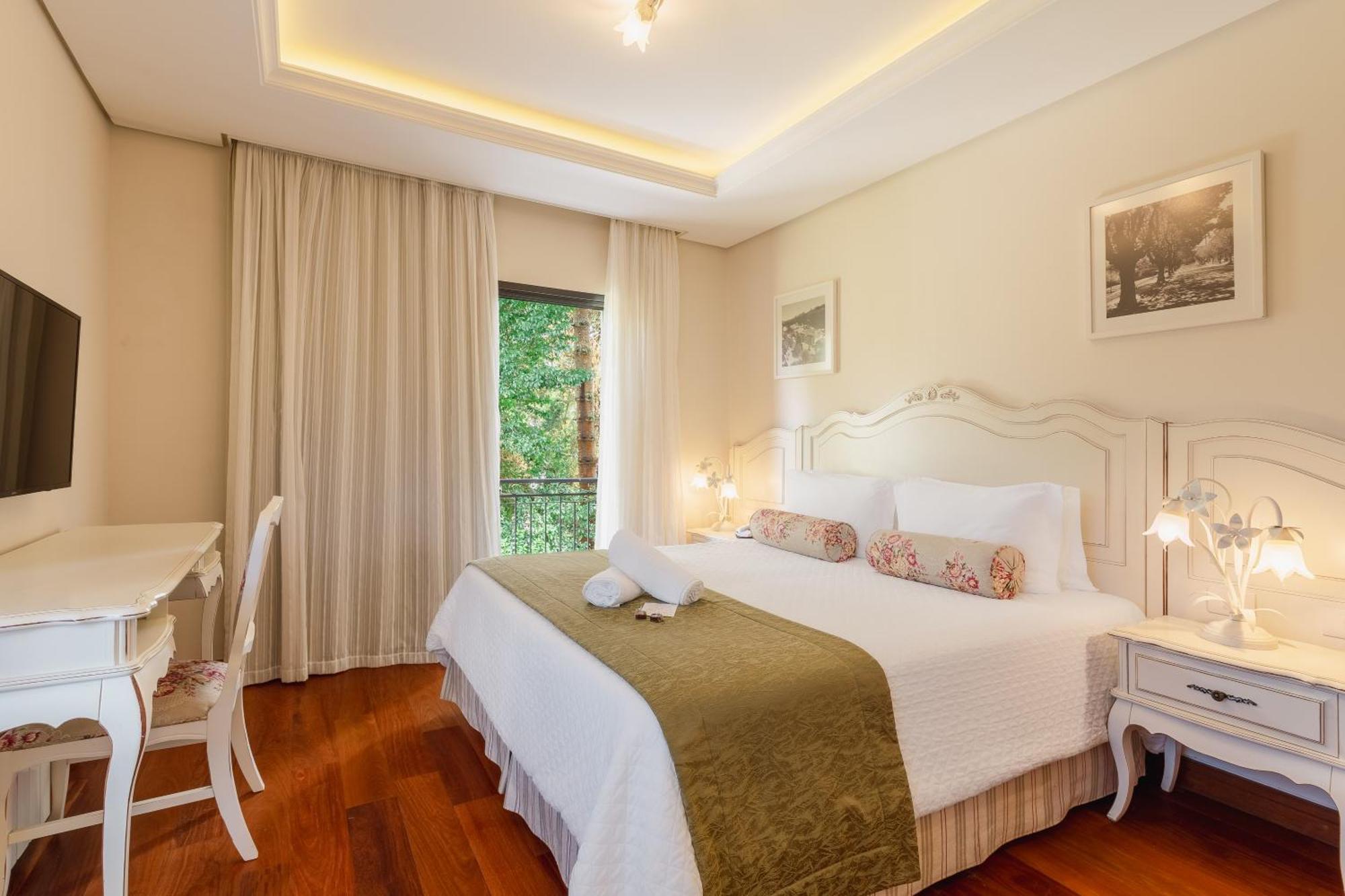 Deluxe Suite with Spa Bath