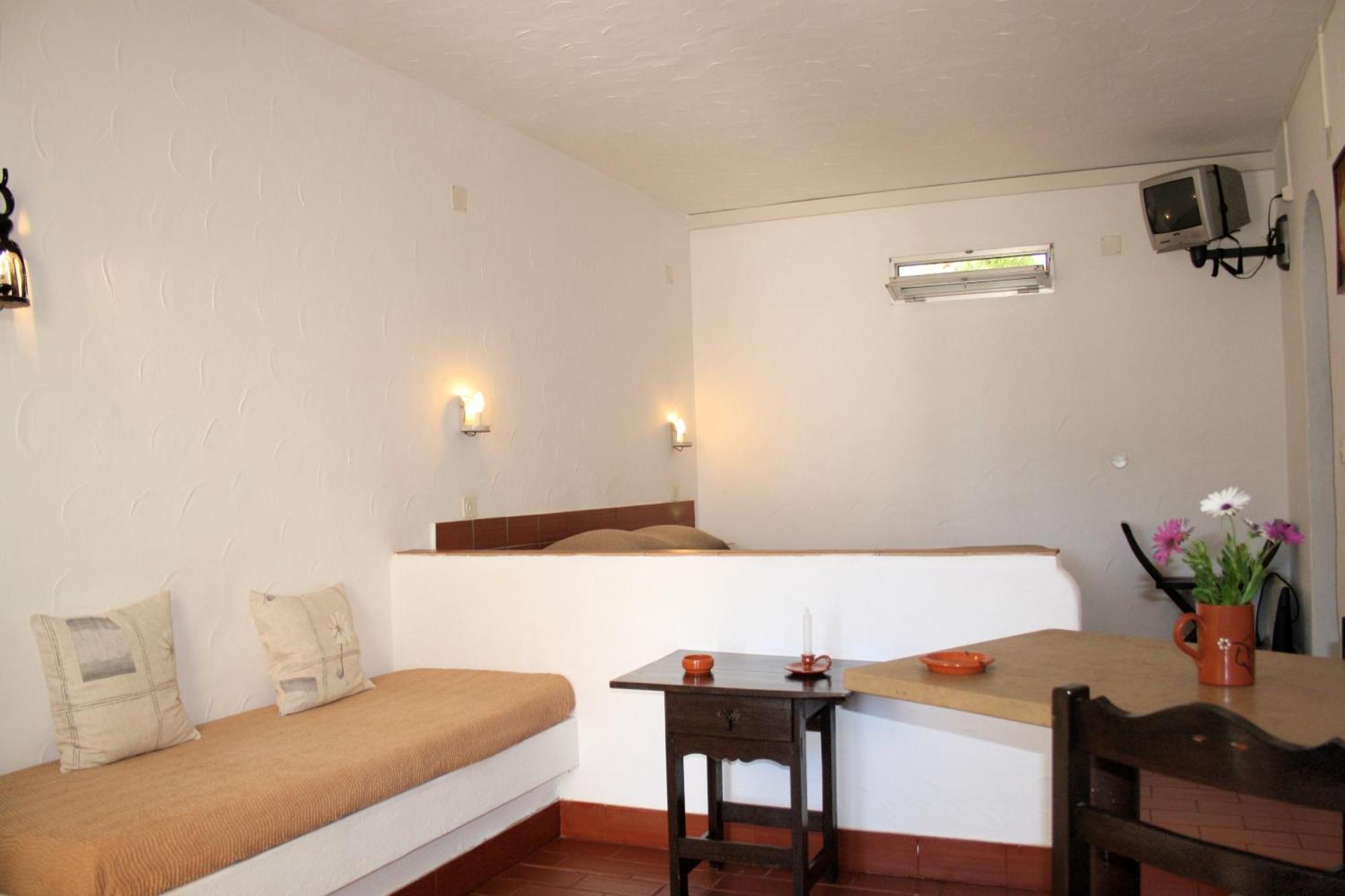 Studio Double Bed,992859490:JPEG
