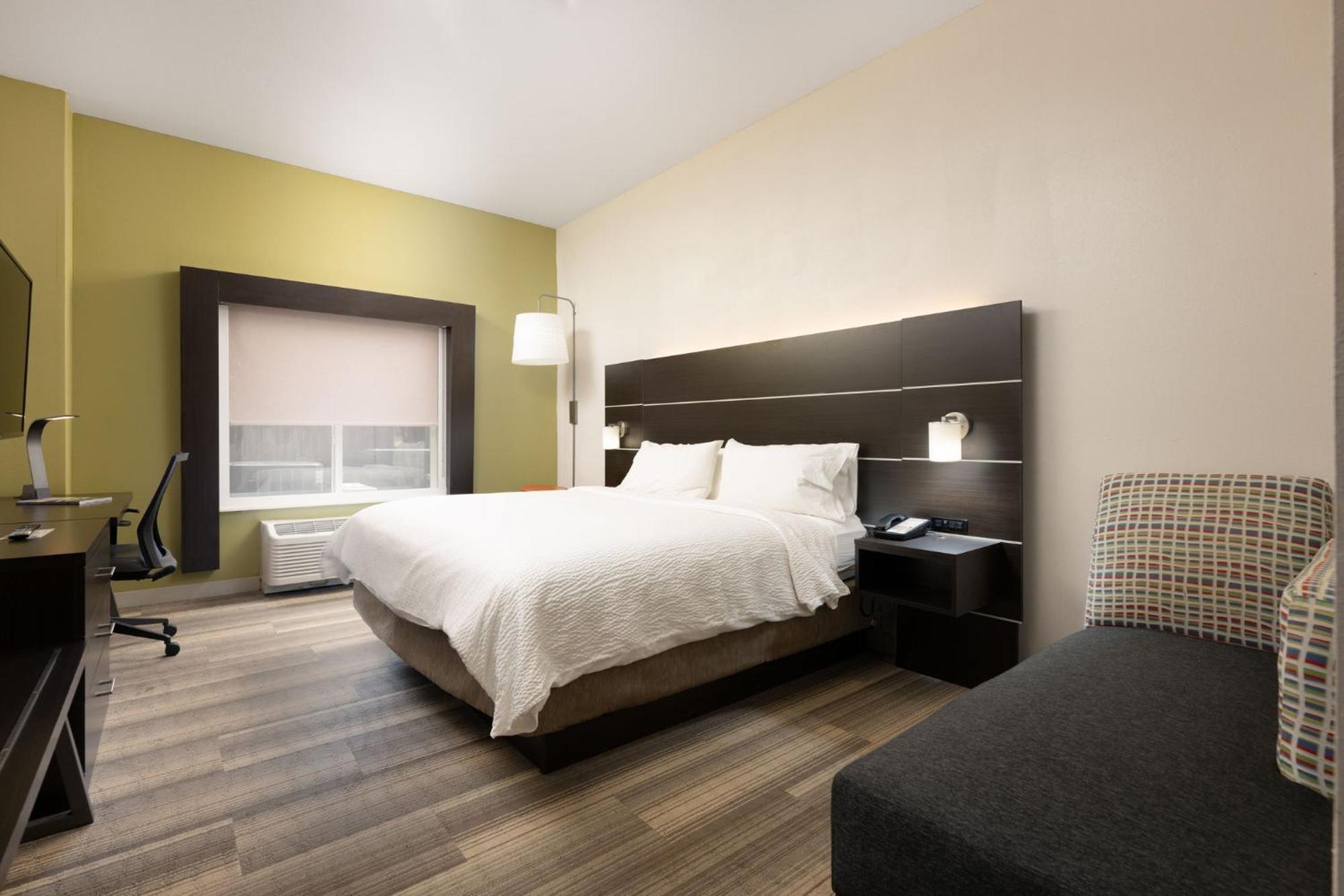 King Suite - Communications and Mobility Accessible Tub