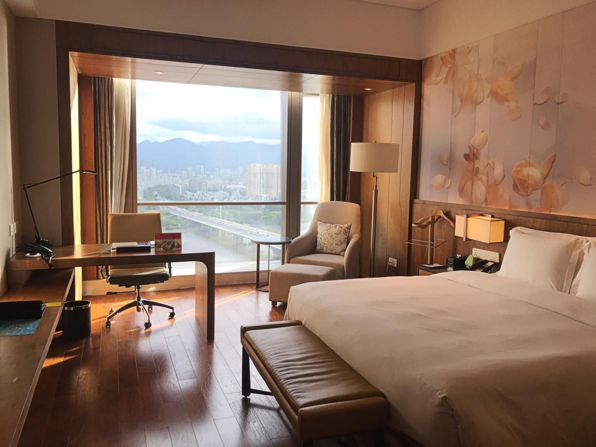 Standard King Room with River View - Lounge Access